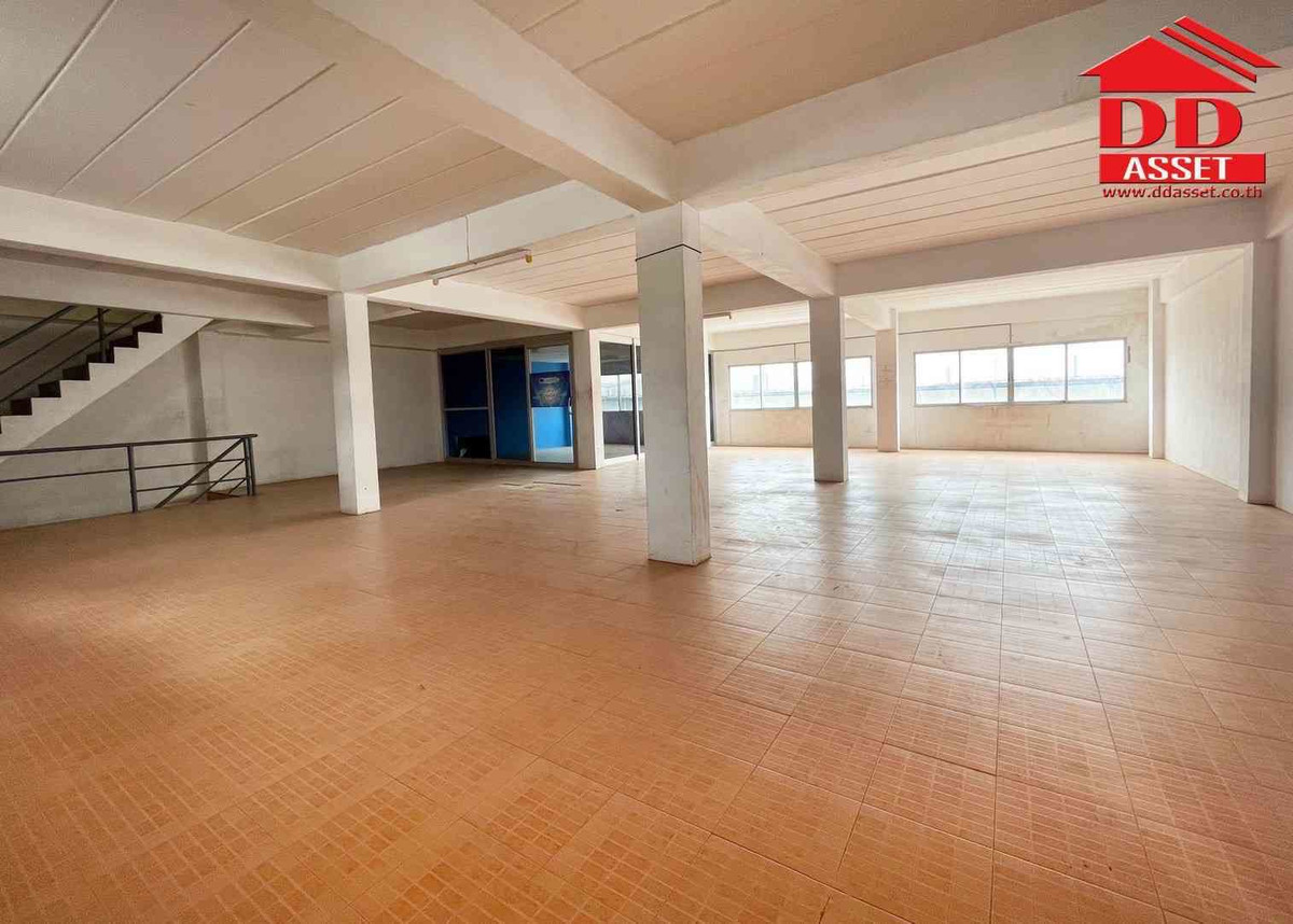For SaleWarehouseSamut Prakan,Samrong : Urgent sale, 4-story warehouse, Bang Phli, Samut Prakan Province. Yellow area Property code: F8041