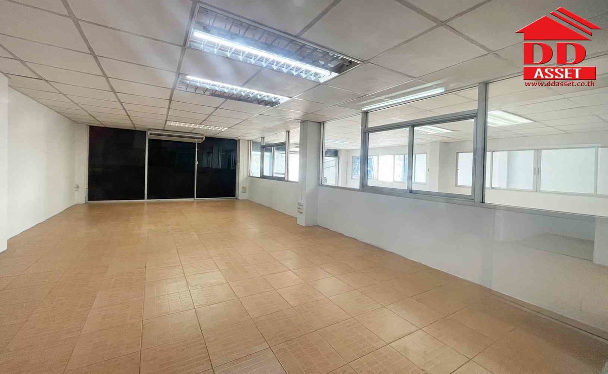 For SaleWarehouseSamut Prakan,Samrong : Urgent sale, 4-story warehouse, Bang Phli, Samut Prakan Province. Yellow area Property code: F8041