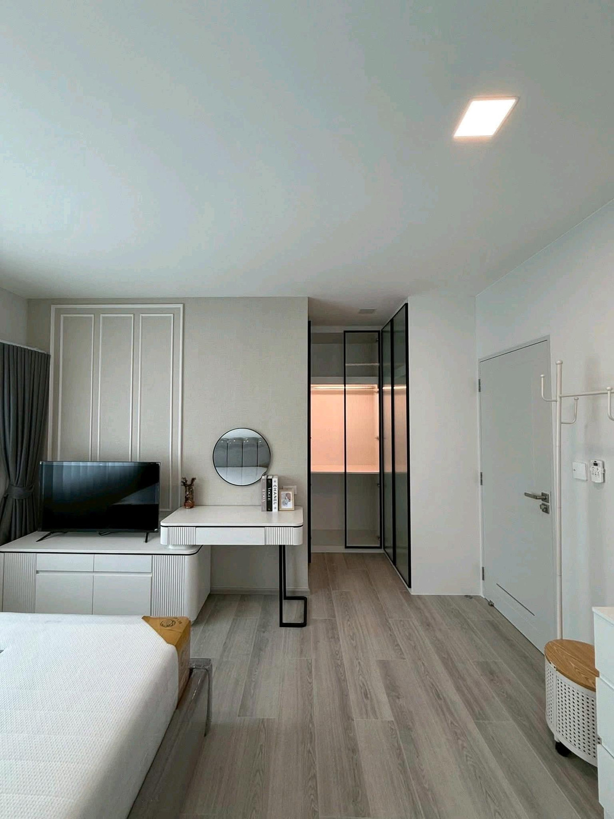 For RentHouseBangna, Bearing, Lasalle : 🌟 Beautiful house, complete functions, comfortable to live in, ready to move in. Supports families & Pet Lover 🐶🐱 Location next to Bangna-Trad Road. No need to enter the alley! 🚗✨