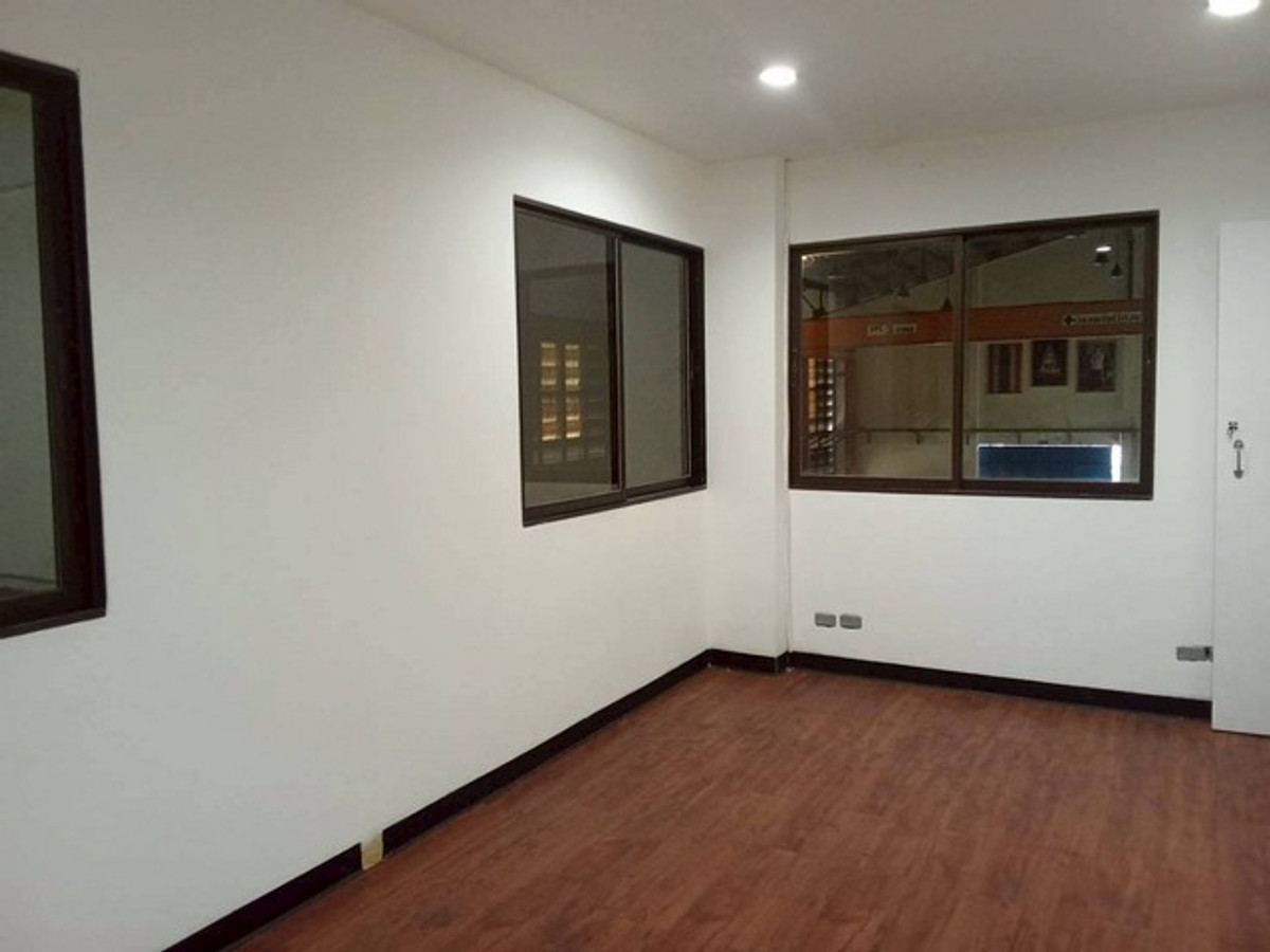 For RentWarehouseLadkrabang, Suwannaphum Airport : HR3336 Warehouse with office for rent, area 1,100 sq m., potential location in Lat Krabang area | near Srinakarin-Romklao Road. (New Krungthep Kreetha)
