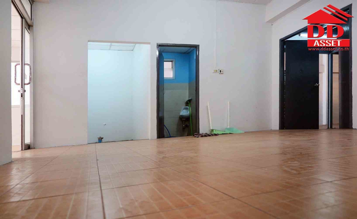 For SaleWarehouseSamut Prakan,Samrong : Urgent sale, 4-story warehouse, Bang Phli, Samut Prakan Province. Yellow area Property code: F8041