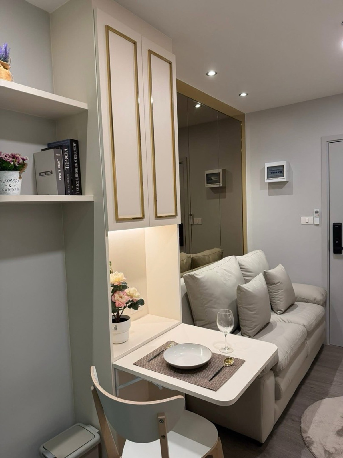 ให้เช่าคอนโดท่าพระ ตลาดพลู วุฒากาศ : ให้เช่า Regent Home วุฒากาศ
 ห้องแต่งหรู Build-in จัดเต็ม!  ชั้น 32 ตึก A วิวนอก มองเห็นองค์พระสวยงาม 