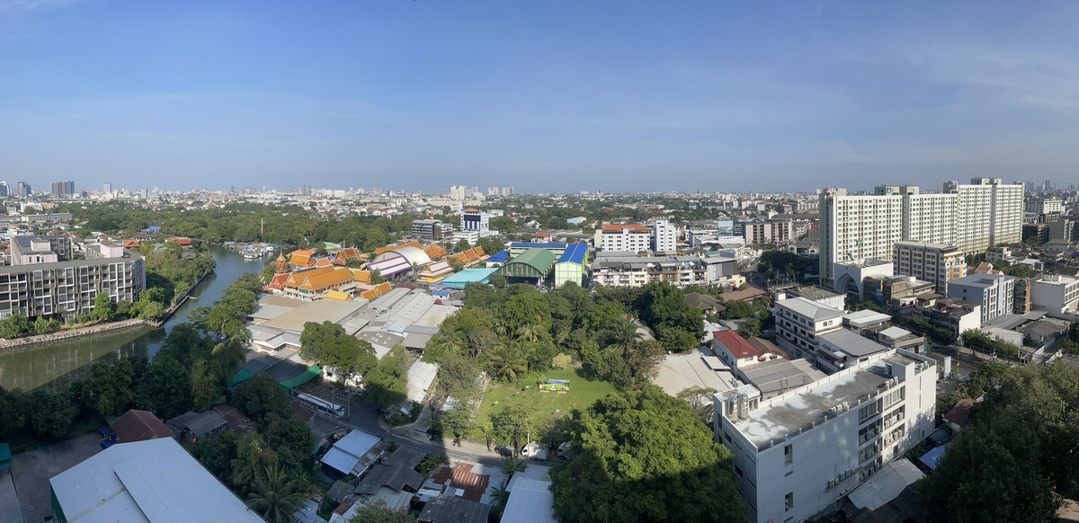 For RentCondoOnnut, Udomsuk : 📣 Condo for Rent Project: Lumpini Ville Sukhumvit 77 (near BTS On Nut), high floor, view from the corner of the room, not blocked, clear view.