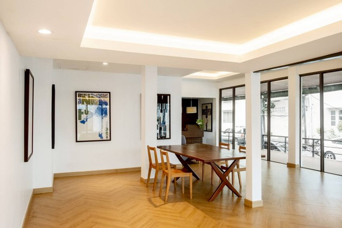 ให้เช่าทาวน์โฮมพระราม 9 เพชรบุรีตัดใหม่ RCA : HR3331ให้เช่าทาวน์โฮม 3 ชั้น หลังมุม รีโนเวทใหม่ ทำเลทองพระราม 9  เหมาะเป็น Home Office / คาเฟ่ /อยู่อาศัย