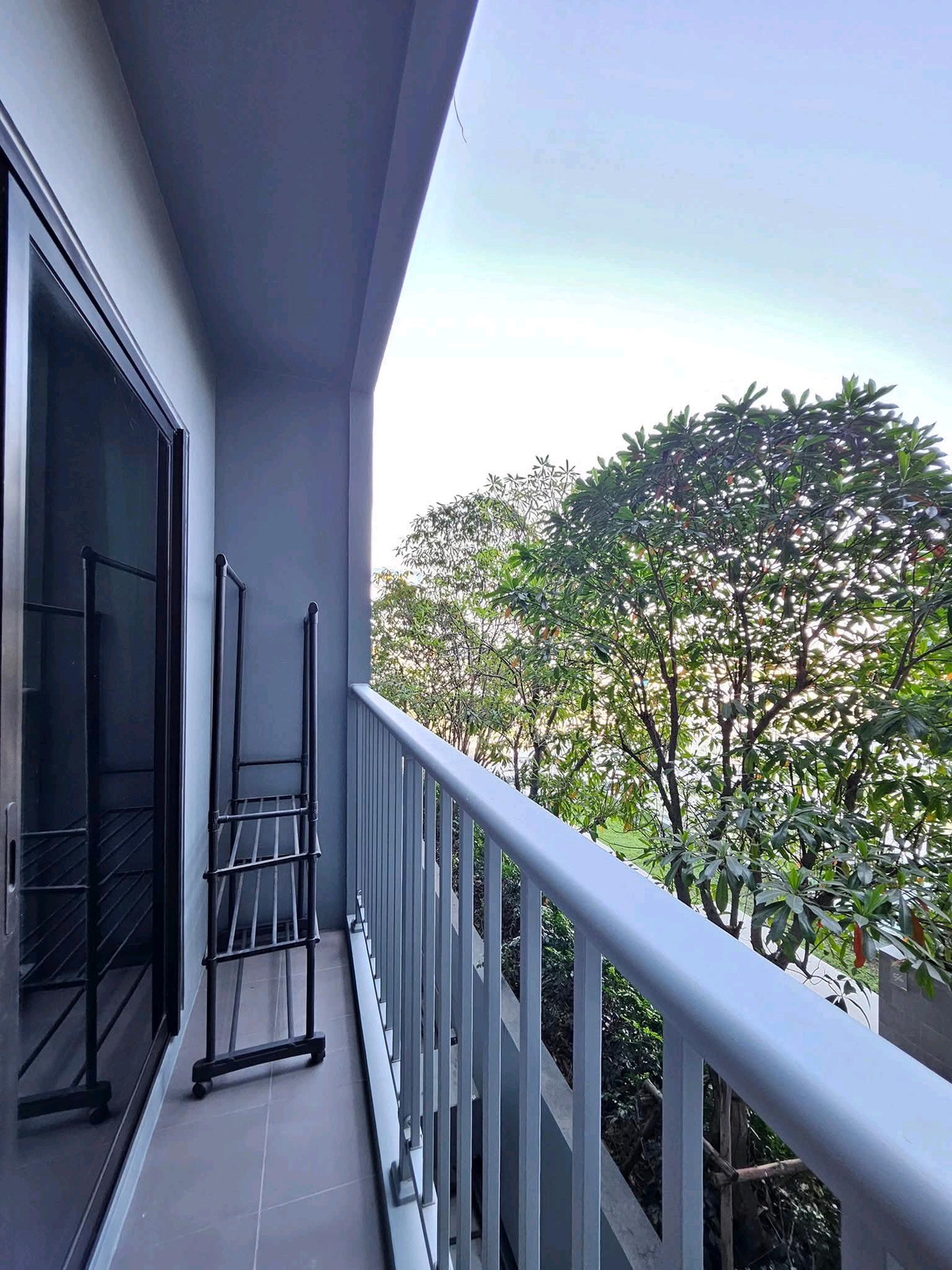 For RentCondoBangna, Bearing, Lasalle : ✨ Good location, next to Mega Bangna, convenient travel, wide balcony, pool view, east direction, receives morning sun, good atmosphere, pleasant.