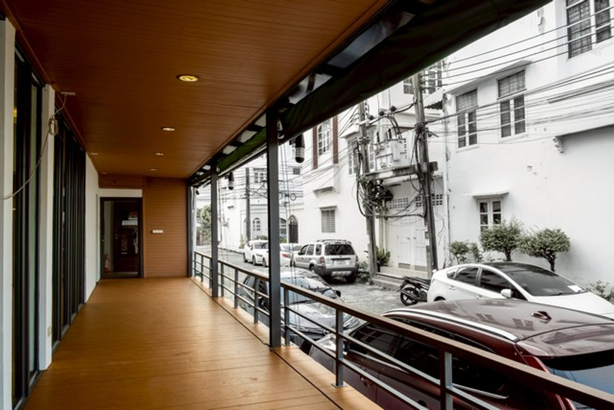 ให้เช่าทาวน์โฮมพระราม 9 เพชรบุรีตัดใหม่ RCA : HR3331ให้เช่าทาวน์โฮม 3 ชั้น หลังมุม รีโนเวทใหม่ ทำเลทองพระราม 9  เหมาะเป็น Home Office / คาเฟ่ /อยู่อาศัย