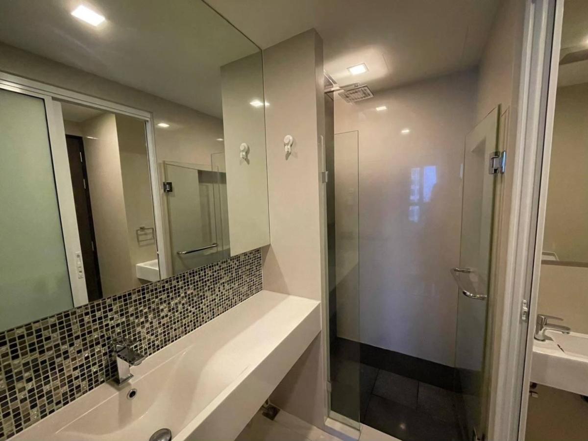 For RentCondoOnnut, Udomsuk : 🔥For Rent Now🔥 Rhythm Sukhumvit 44/1. Prime Sukhumvit location, right next to BTS Phra Khanong station. Just a few steps from the station 🚆