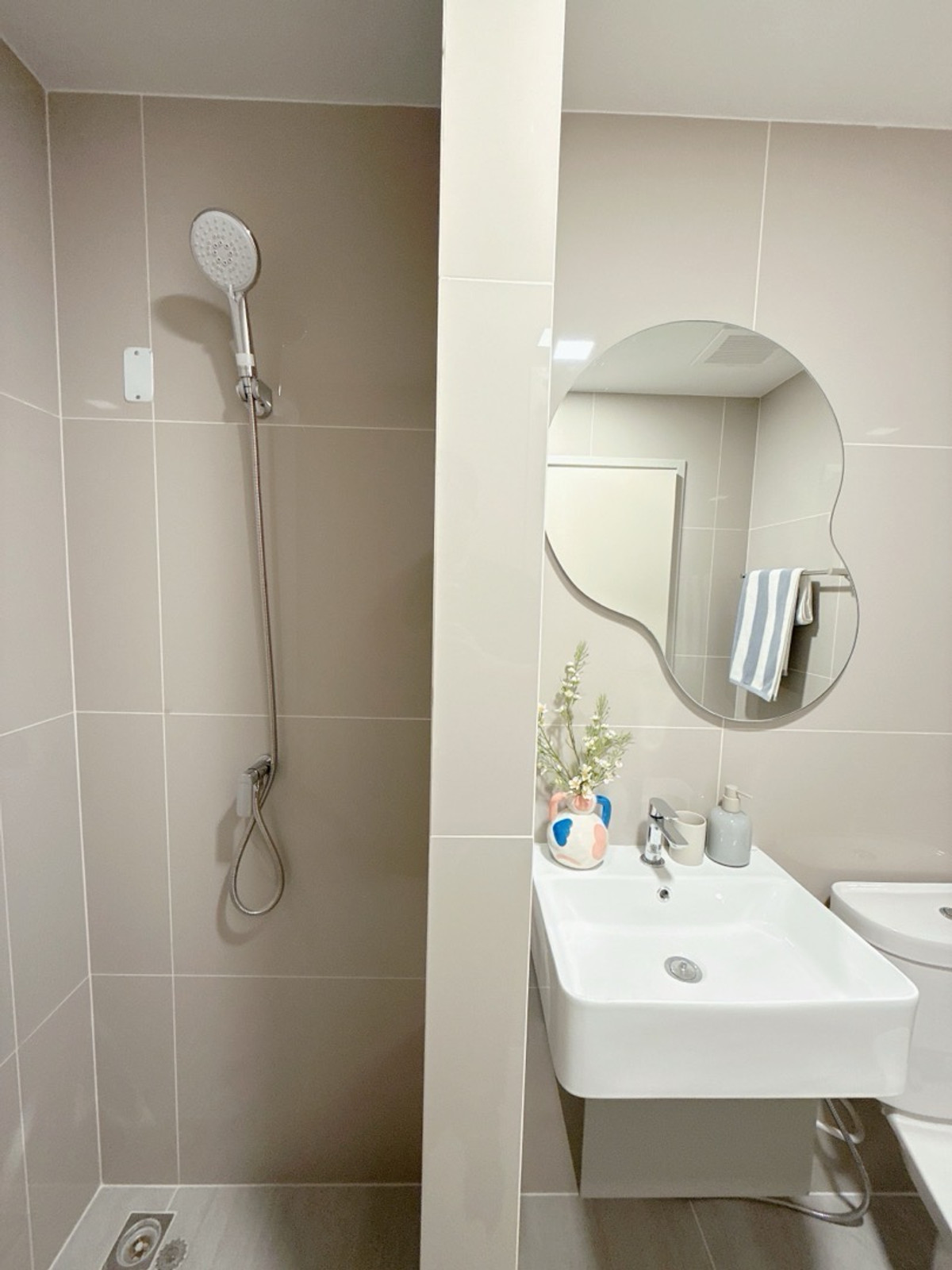 For SaleCondoKasetsart, Ratchayothin : 𝐂𝐎𝐁𝐄 𝐊𝐀𝐒𝐄𝐓-𝐒𝐑𝐈𝐏𝐀𝐓𝐔𝐌 𝐅𝐑𝐄𝐄 Down payment 𝟎 baht, easy installments. 𝟗,𝟓𝟎𝟎/month, new room from the 𝐒𝐂 project, next to the university.