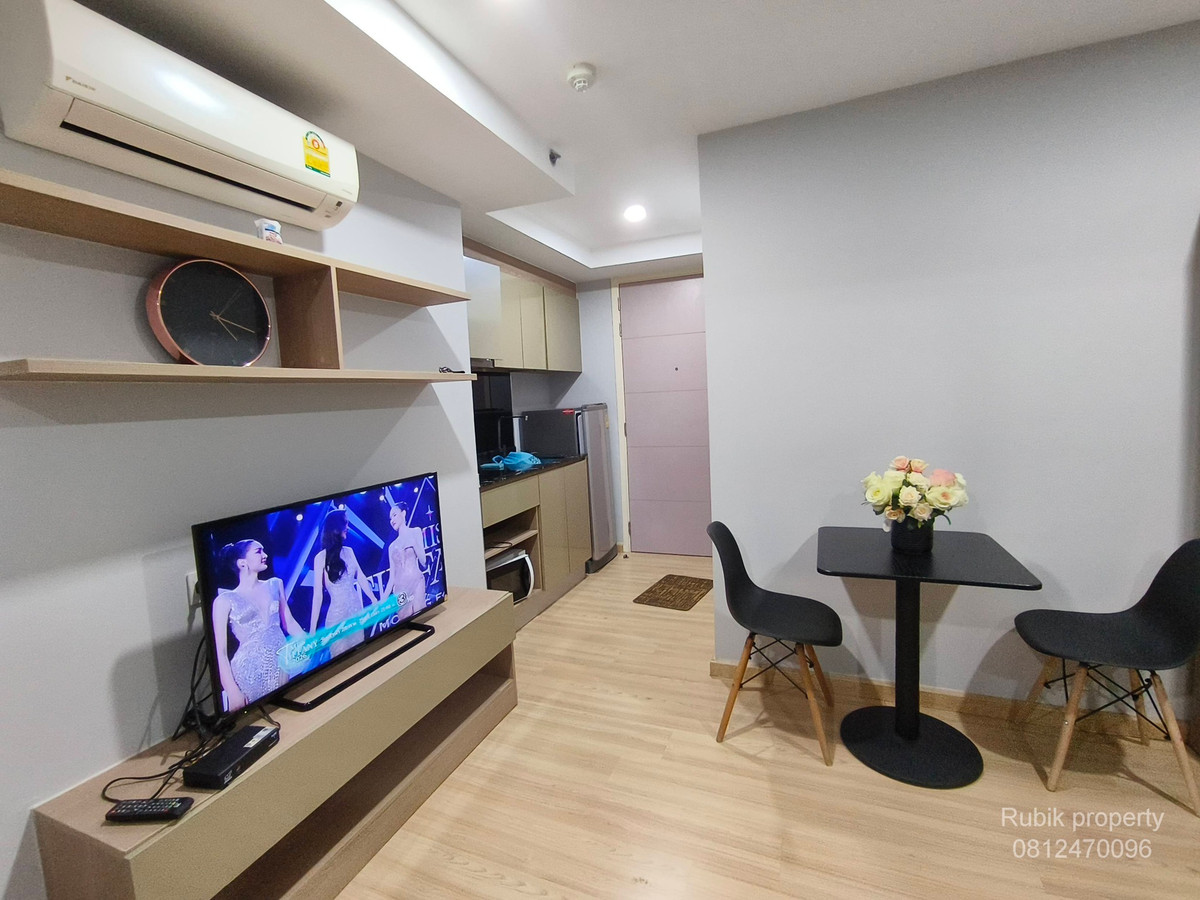 For RentCondoVipawadee, Don Mueang, Lak Si : 📣 **Condo for rent Knightbridge Sky City RB1828 (next to BTS Sai Yut)** Bridge in front of the condo. Very convenient to travel 🚆✨