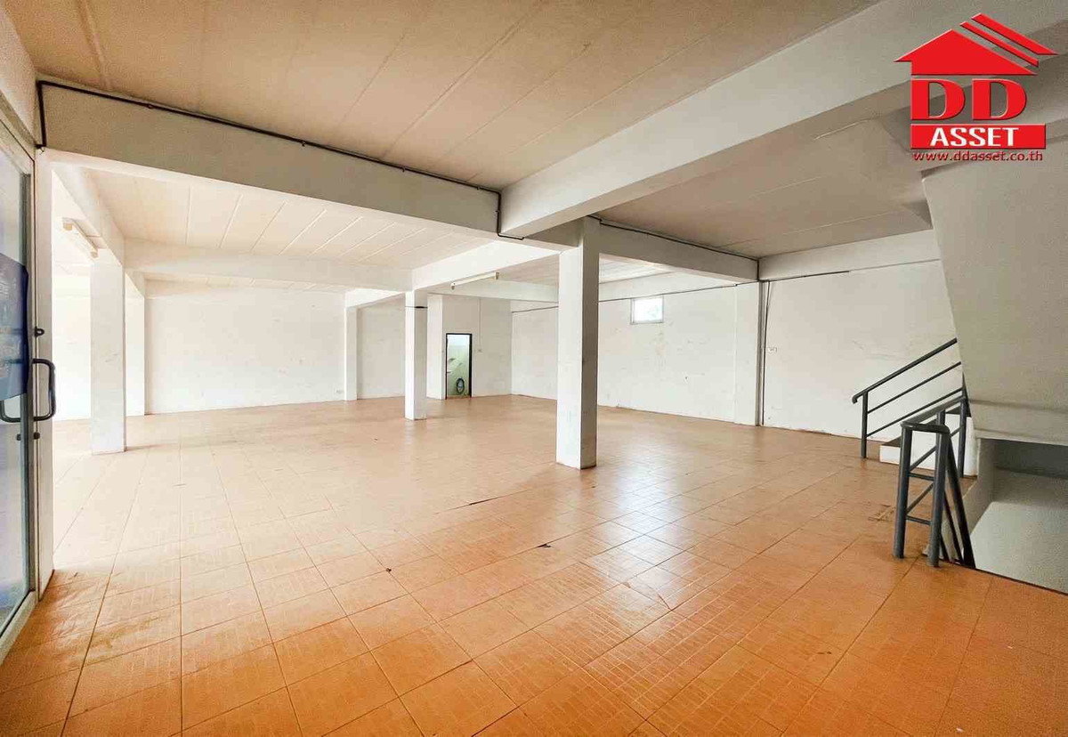 For SaleWarehouseSamut Prakan,Samrong : Urgent sale, 4-story warehouse, Bang Phli, Samut Prakan Province. Yellow area Property code: F8041