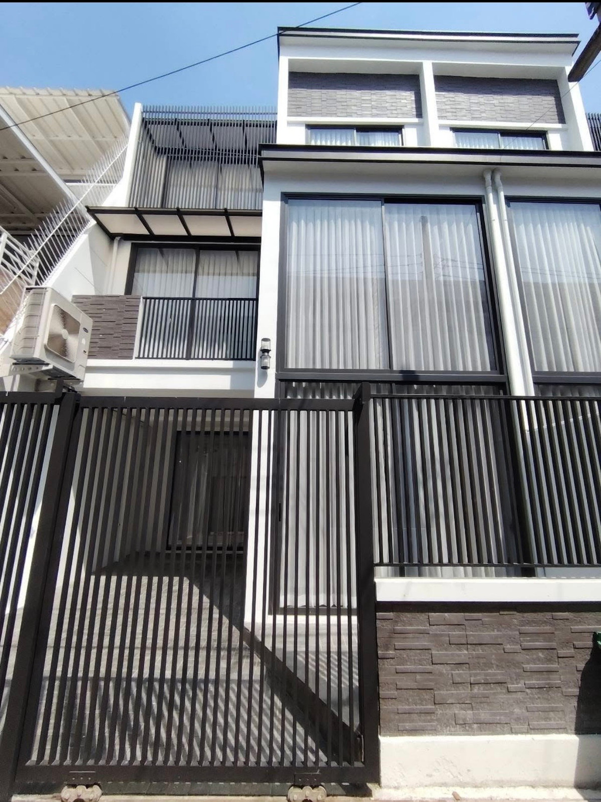 ให้เช่าโฮมออฟฟิศสุขุมวิท อโศก ทองหล่อ : Furnished Home Office 3 storey Townhome in Ekkamai 22