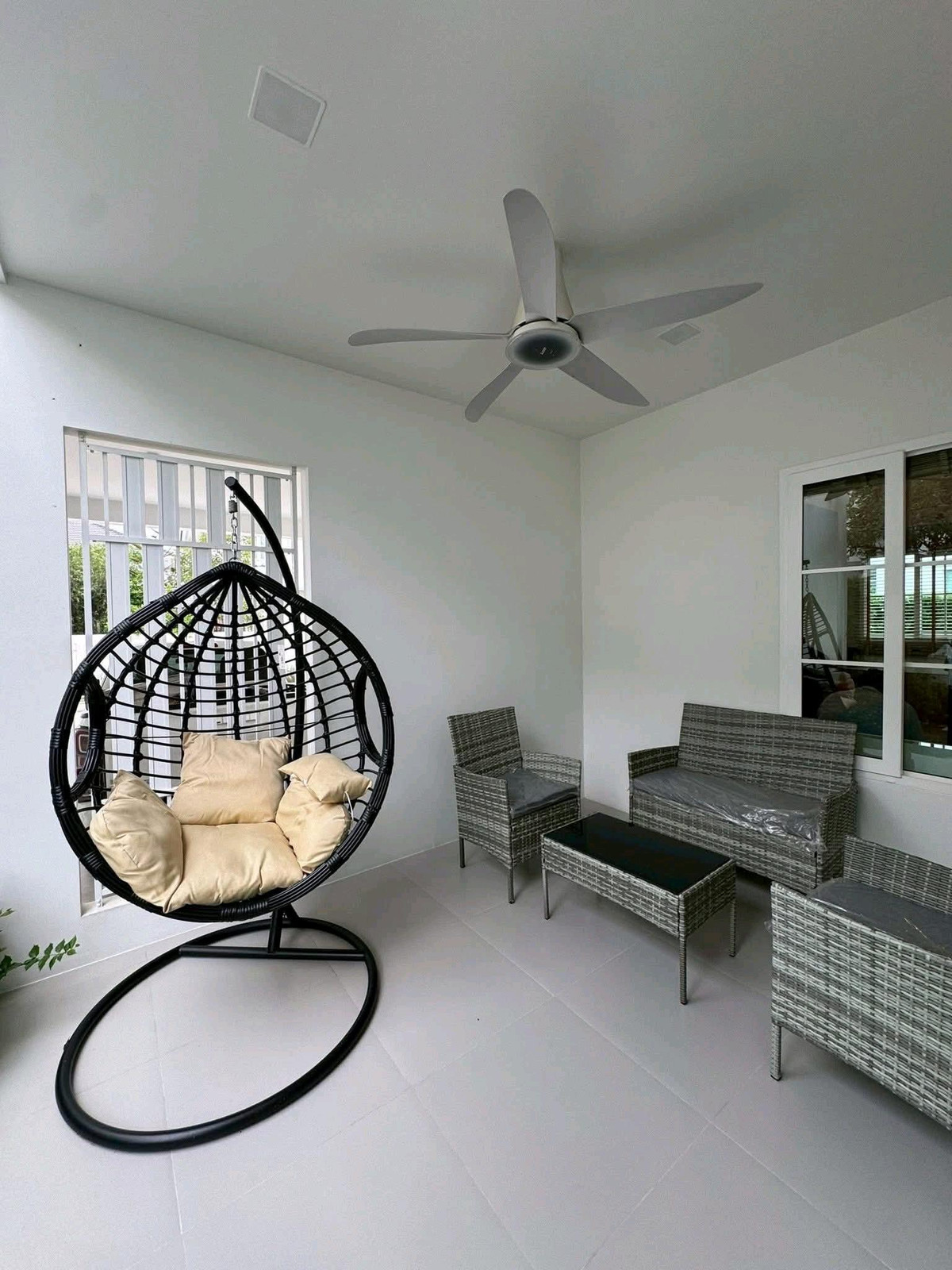 For RentHouseBangna, Bearing, Lasalle : 🌟 Beautiful house, complete functions, comfortable to live in, ready to move in. Supports families & Pet Lover 🐶🐱 Location next to Bangna-Trad Road. No need to enter the alley! 🚗✨