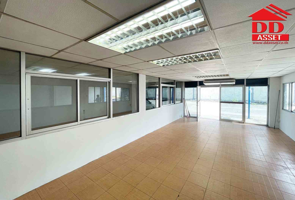 For SaleWarehouseSamut Prakan,Samrong : Urgent sale, 4-story warehouse, Bang Phli, Samut Prakan Province. Yellow area Property code: F8041