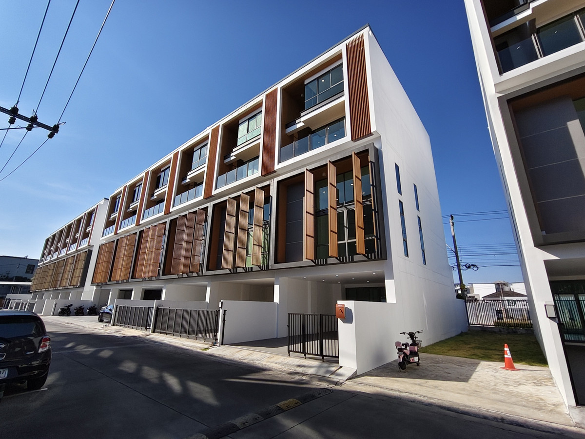 For SaleTownhomePattanakan, Srinakarin : [For Sale] SHO PHATTHANAKARN 32 Townhome, size 4.5 floors.