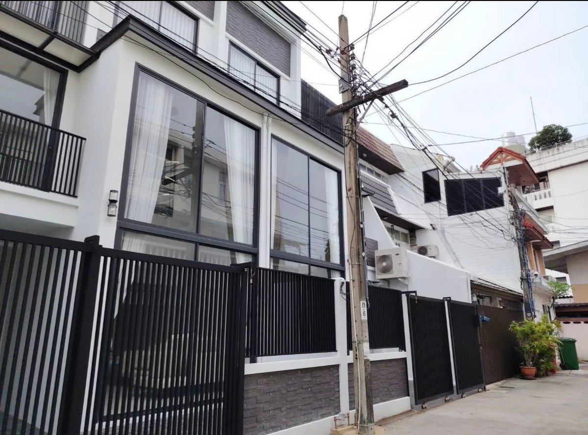 ให้เช่าโฮมออฟฟิศสุขุมวิท อโศก ทองหล่อ : Furnished Home Office 3 storey Townhome in Ekkamai 22