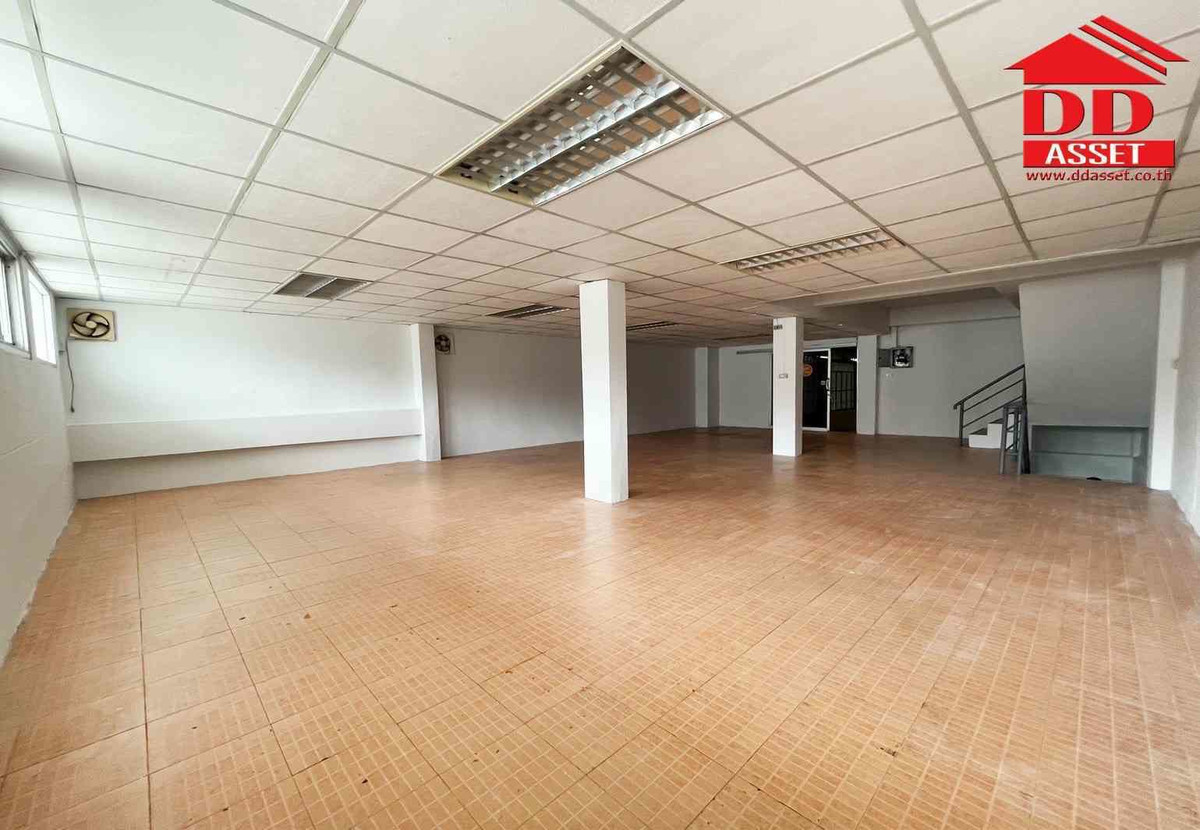 For SaleWarehouseSamut Prakan,Samrong : Urgent sale, 4-story warehouse, Bang Phli, Samut Prakan Province. Yellow area Property code: F8041