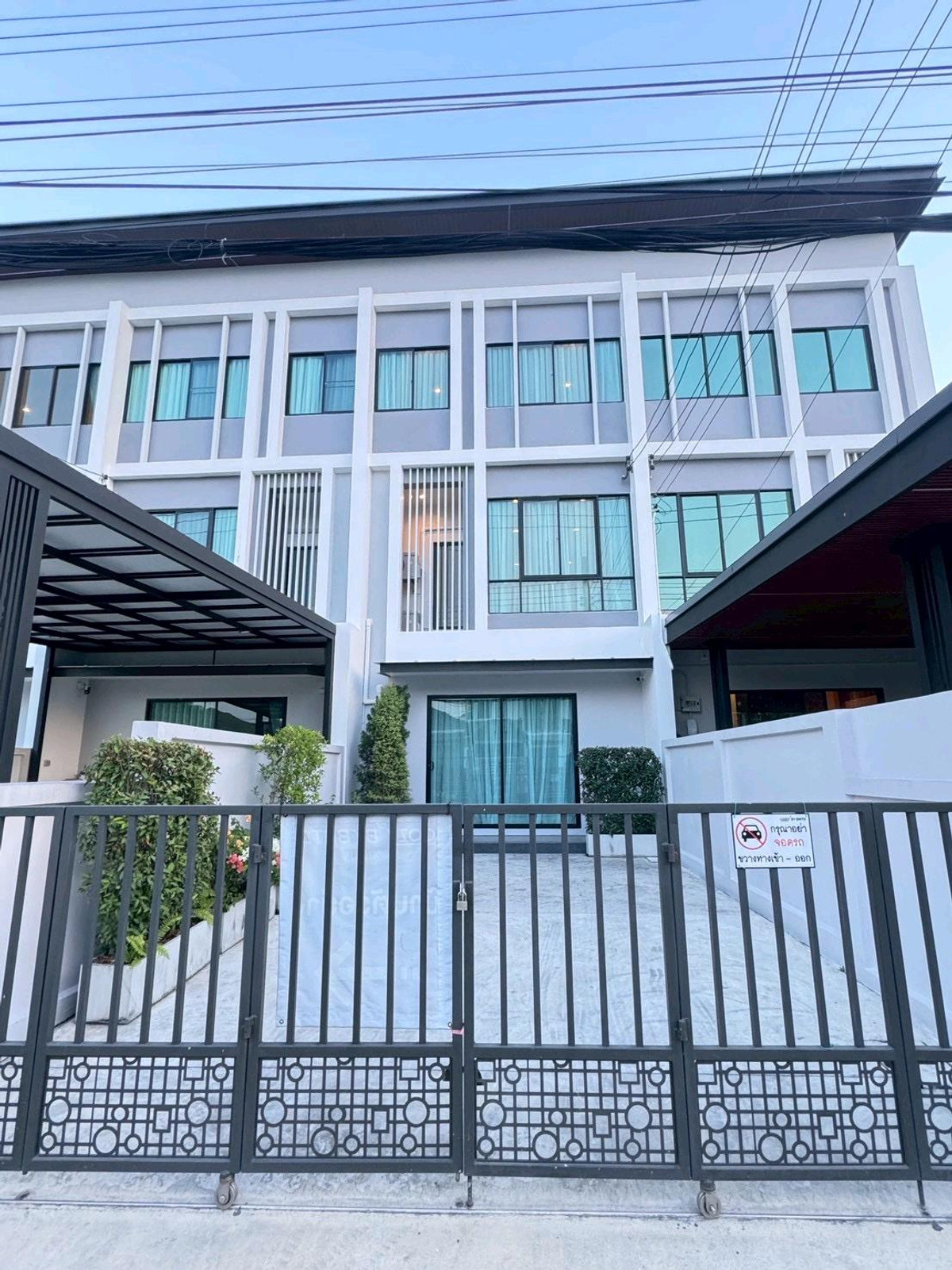 ขายทาวน์โฮมโชคชัย4 ลาดพร้าว71 : 🏡 ทาวน์โฮม 3 ชั้น สตรีวิทยา 2 ซอย 29 | 3นอน 4น้ำ พื้นที่ 226 ตร.ม. พร้อมอยู่ 💰7.63 ลบ. นัดดูบ้านกับลูกเจี๊ยบ 065-536-5165