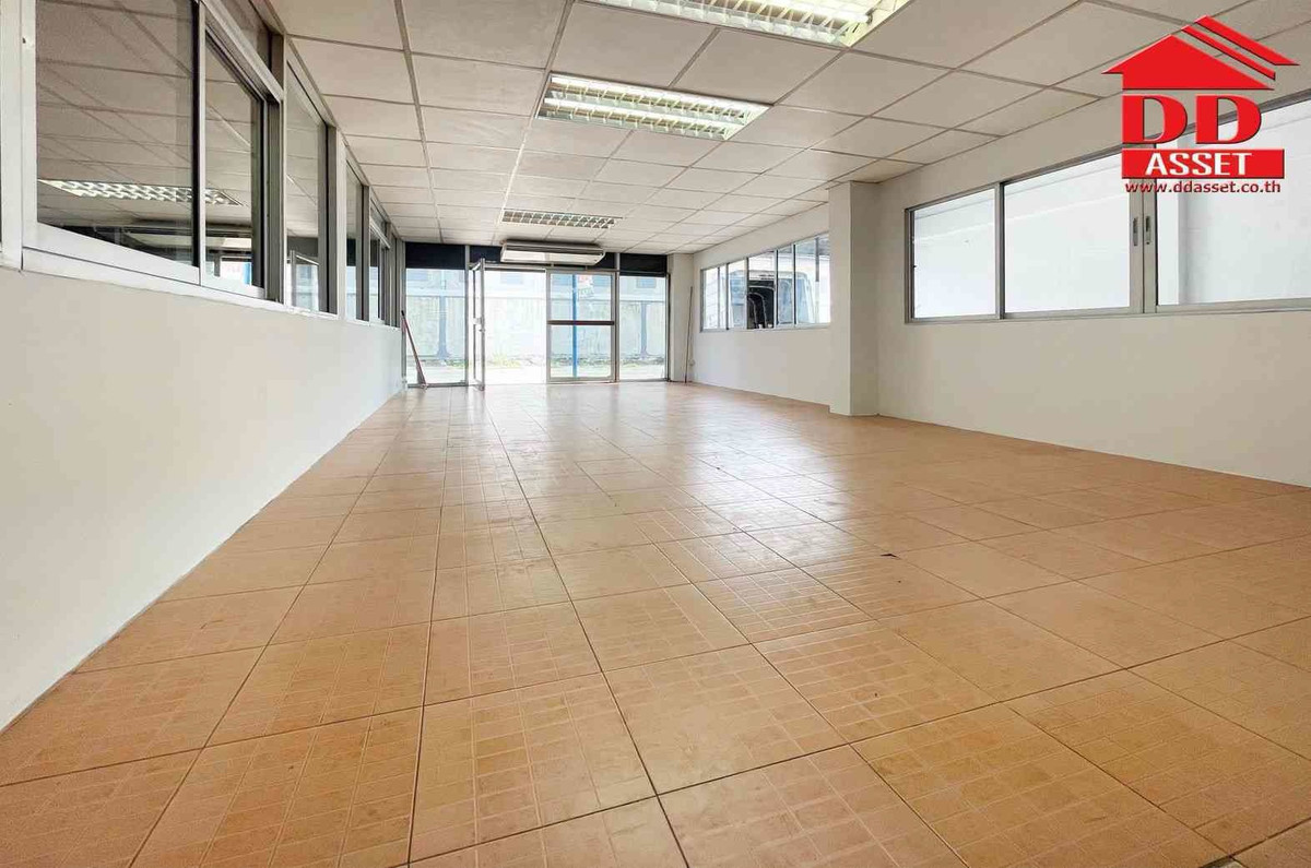 For SaleWarehouseSamut Prakan,Samrong : Urgent sale, 4-story warehouse, Bang Phli, Samut Prakan Province. Yellow area Property code: F8041