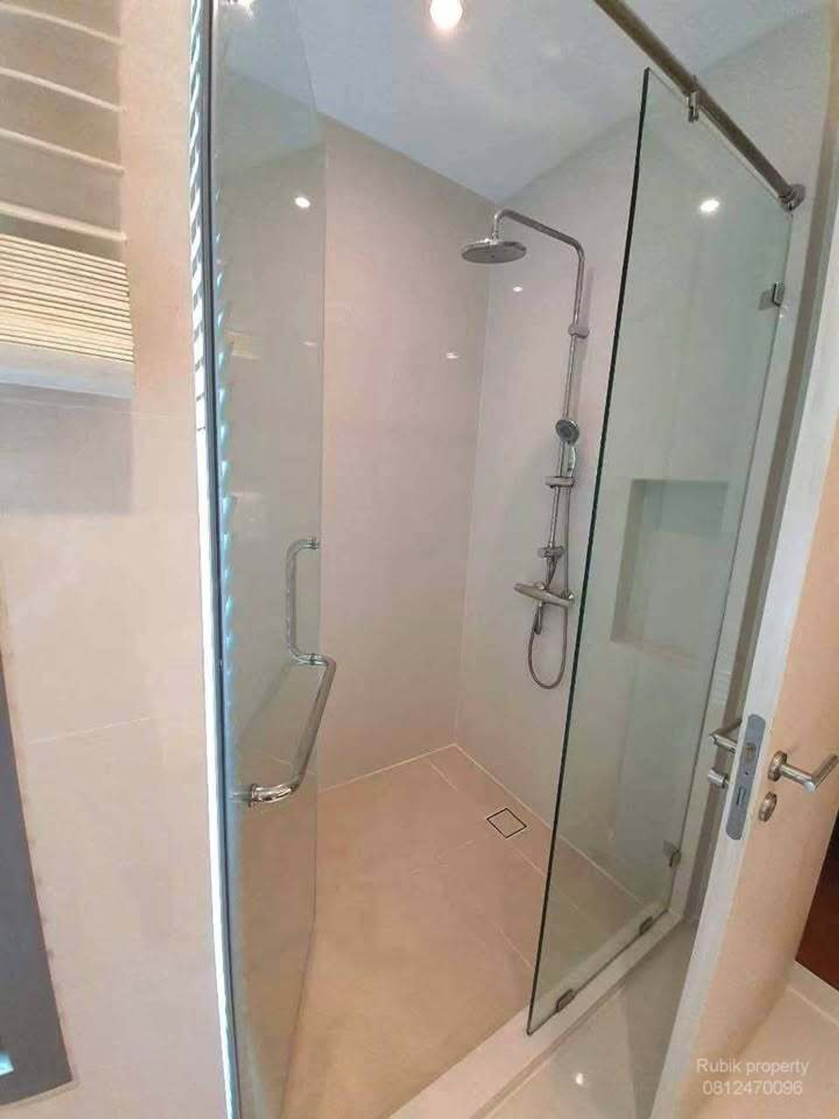 For RentCondoSukhumvit, Asoke, Thonglor : 🏙 **Condo for rent Bright Sukhumvit 24 (large corner room)** RB1819 Prime location in the heart of Phrom Phong, near Emporium & EmQuartier ✨