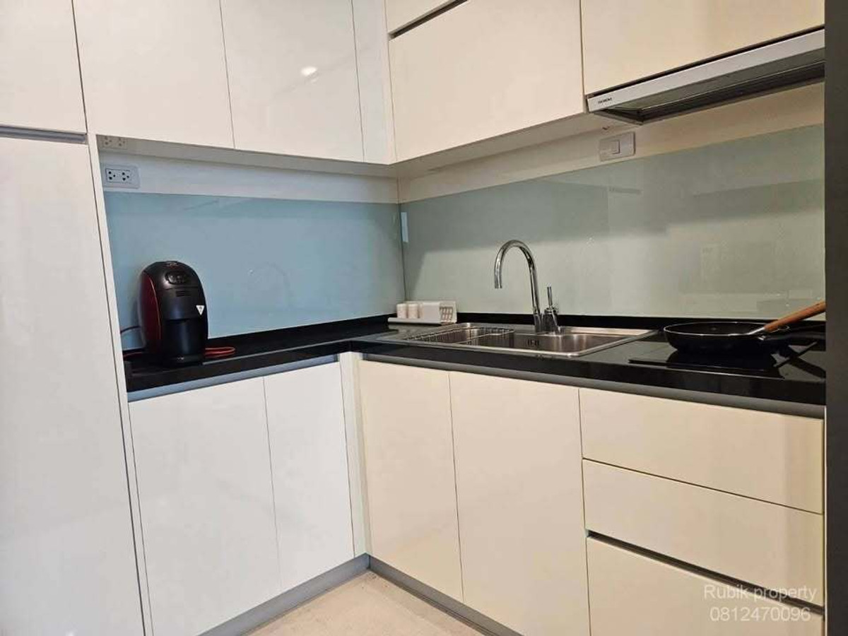 For RentCondoSukhumvit, Asoke, Thonglor : 🏙 **Condo for rent Bright Sukhumvit 24 (large corner room)** RB1819 Prime location in the heart of Phrom Phong, near Emporium & EmQuartier ✨