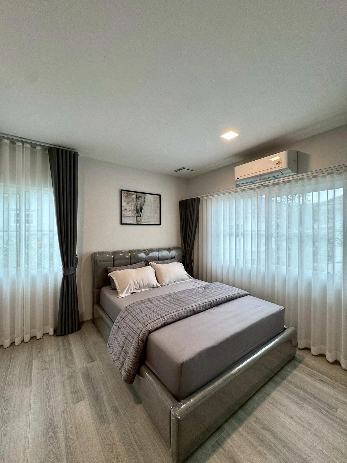 For RentHouseBangna, Bearing, Lasalle : 🌟 Beautiful house, complete functions, comfortable to live in, ready to move in. Supports families & Pet Lover 🐶🐱 Location next to Bangna-Trad Road. No need to enter the alley! 🚗✨