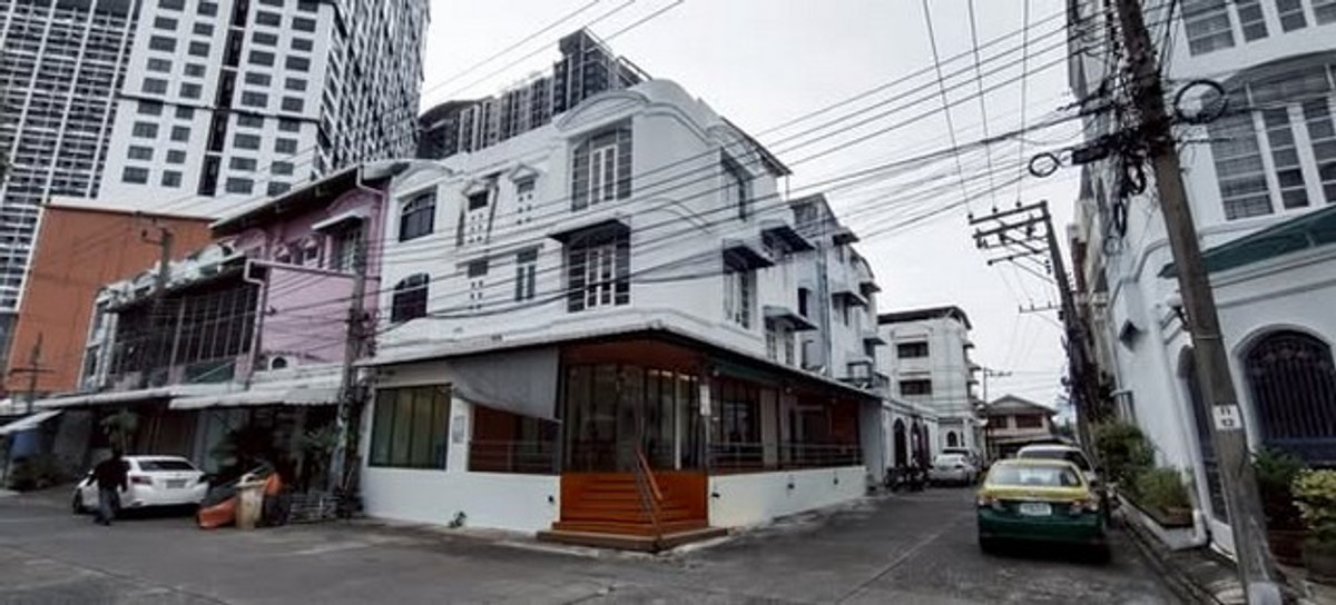 ให้เช่าทาวน์โฮมพระราม 9 เพชรบุรีตัดใหม่ RCA : HR3331ให้เช่าทาวน์โฮม 3 ชั้น หลังมุม รีโนเวทใหม่ ทำเลทองพระราม 9  เหมาะเป็น Home Office / คาเฟ่ /อยู่อาศัย