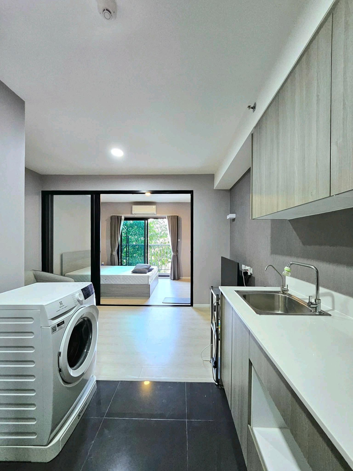 For RentCondoBangna, Bearing, Lasalle : ✨ Good location, next to Mega Bangna, convenient travel, wide balcony, pool view, east direction, receives morning sun, good atmosphere, pleasant.