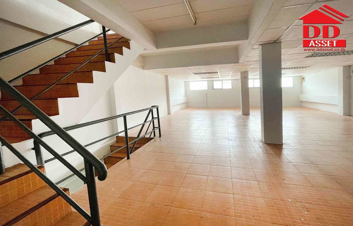For SaleWarehouseSamut Prakan,Samrong : Urgent sale, 4-story warehouse, Bang Phli, Samut Prakan Province. Yellow area Property code: F8041