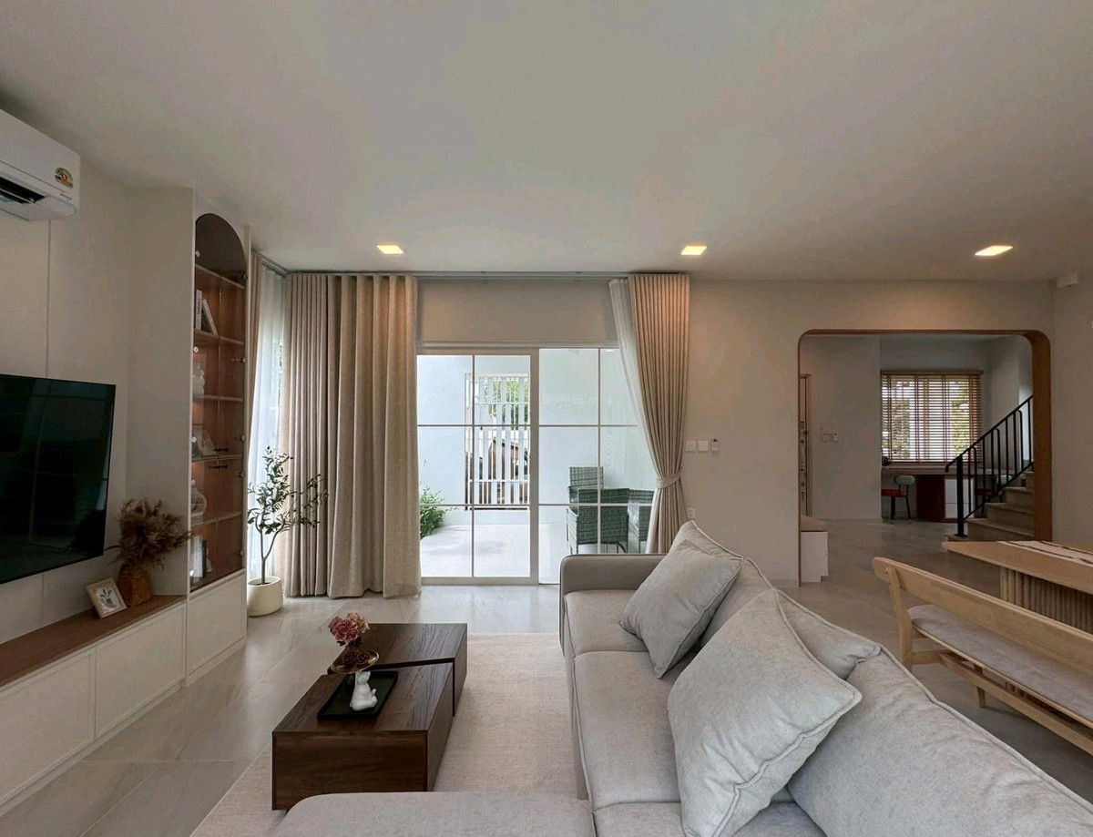 For RentHouseBangna, Bearing, Lasalle : 🌟 Beautiful house, complete functions, comfortable to live in, ready to move in. Supports families & Pet Lover 🐶🐱 Location next to Bangna-Trad Road. No need to enter the alley! 🚗✨