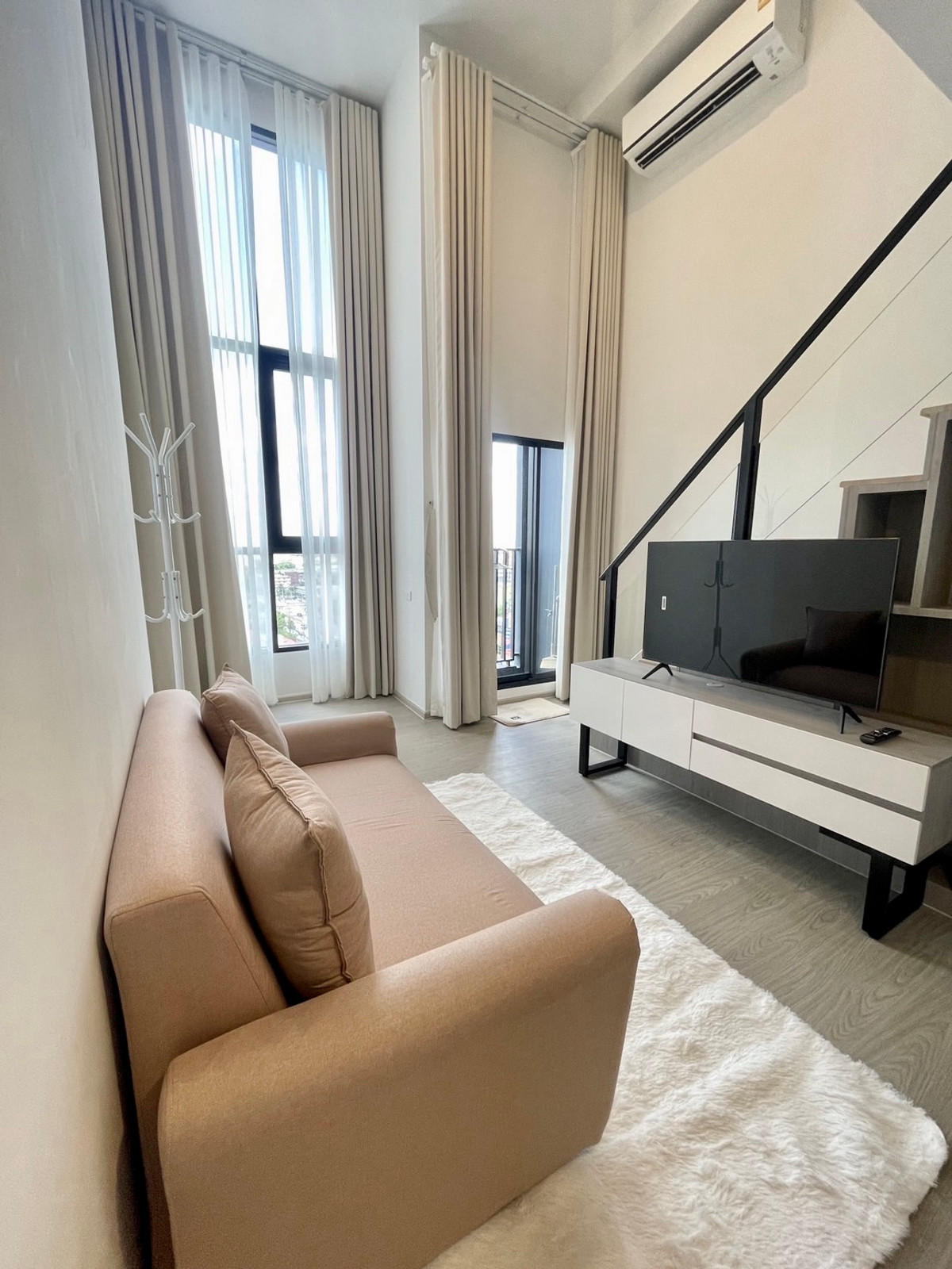 ให้เช่าคอนโดเสรีไทย-นิด้า : ให้เช่า 1 ห้องนอน สไตล์ Loft ใกล้จุดตัดรถไฟฟ้า 2 สาย