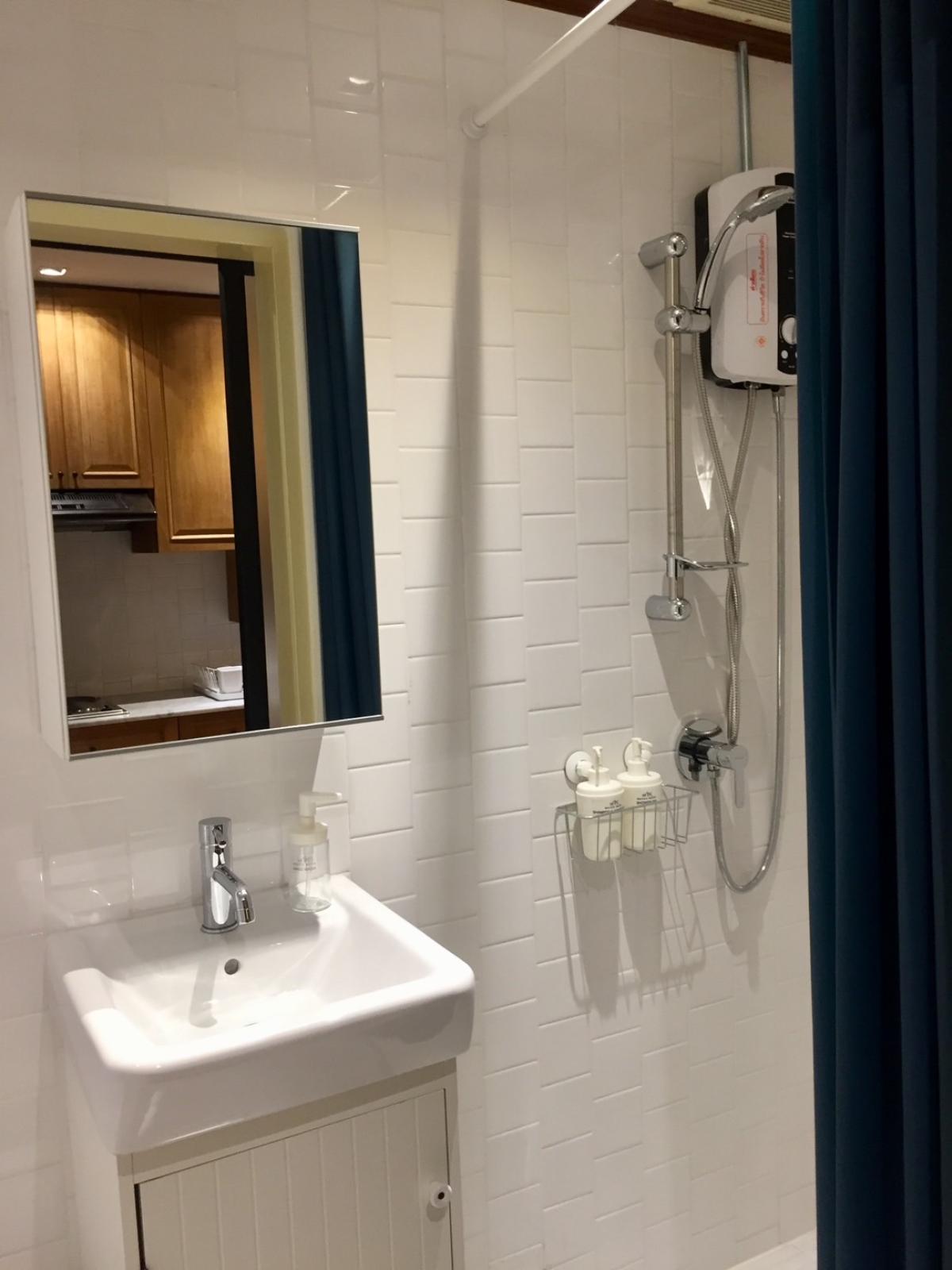 For SaleCondoRatchathewi,Phayathai : 03/04/2026, Luxury condo in the heart of Ari, 2 bedrooms, 2 bathrooms, 74 sqm.
For sale at 6.89 million THB / for rent at 30,000 THB, close to BTS/MRT! 0642748883