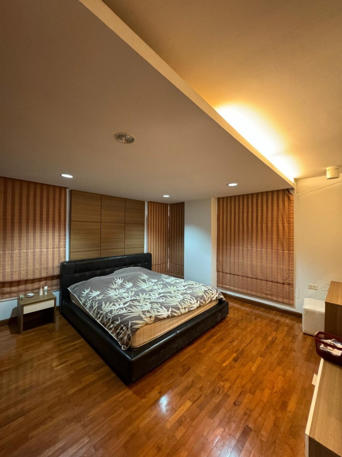 ขายคอนโดสาทร นราธิวาส : 03/04/2026, รวมค่าโอนขายด่วน 3 ห้องนอน ใกล้ BTS กล้วยน้ำไท 
คอนโดหรู Baan Siri Yenakat 117 ตร.ม. พร้อมสิ่งอำนวยความสะดวกครบ! 0642748883