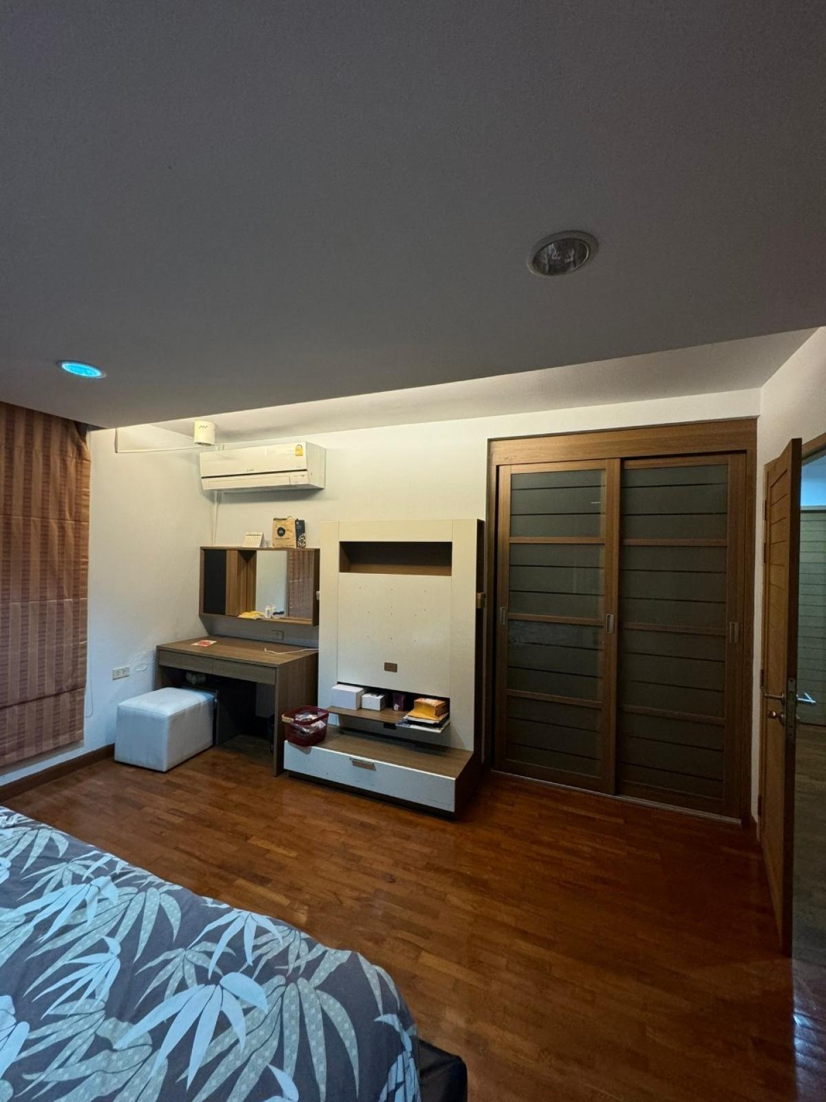 ขายคอนโดสาทร นราธิวาส : 03/04/2026, รวมค่าโอนขายด่วน 3 ห้องนอน ใกล้ BTS กล้วยน้ำไท 
คอนโดหรู Baan Siri Yenakat 117 ตร.ม. พร้อมสิ่งอำนวยความสะดวกครบ! 0642748883