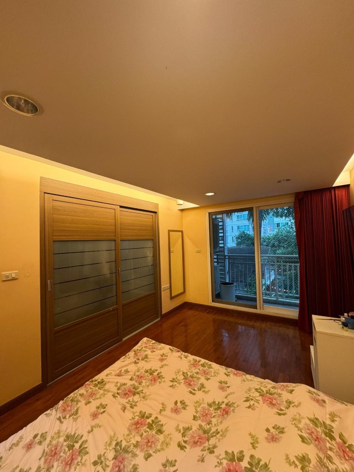 ขายคอนโดสาทร นราธิวาส : 03/04/2026, รวมค่าโอนขายด่วน 3 ห้องนอน ใกล้ BTS กล้วยน้ำไท 
คอนโดหรู Baan Siri Yenakat 117 ตร.ม. พร้อมสิ่งอำนวยความสะดวกครบ! 0642748883