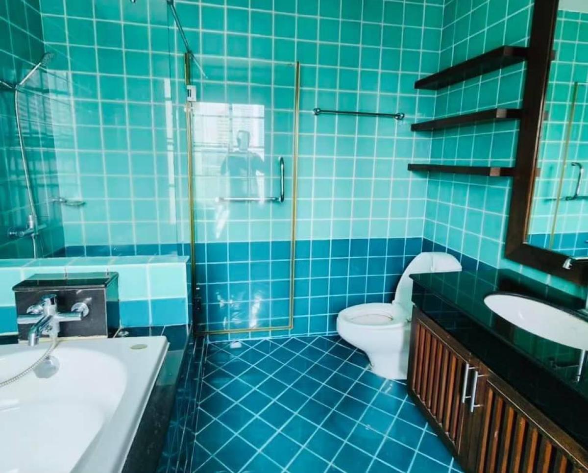 For SaleCondoSamut Prakan,Samrong : 03/04/2026, Luxury 2-bedroom condo in the heart of Sukhumvit, close to BTS Asoke
Spacious area of 75 sqm for only 10.5 million, complete with a swimming pool and fitness center! 0642748883