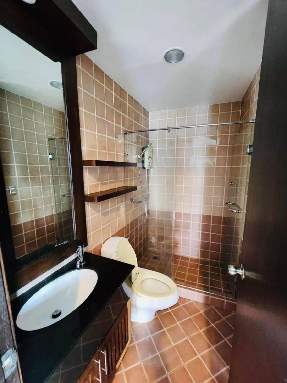 For SaleCondoSamut Prakan,Samrong : 03/04/2026, Luxury 2-bedroom condo in the heart of Sukhumvit, close to BTS Asoke
Spacious area of 75 sqm for only 10.5 million, complete with a swimming pool and fitness center! 0642748883