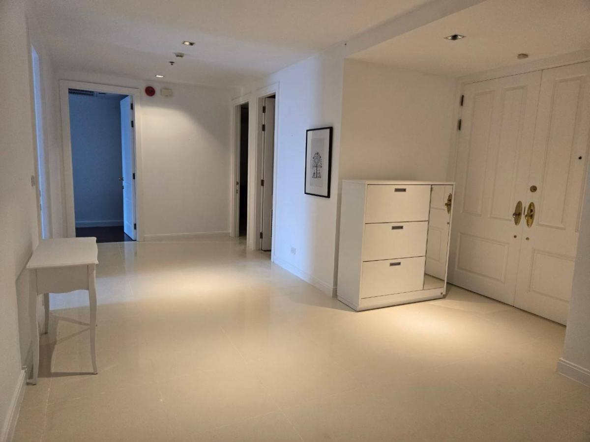 ให้เช่าคอนโดวิทยุ ชิดลม หลังสวน : 03/04/2026, หรูหรากลางเมือง! 3 ห้องนอน Athenee Residence ใกล้ BTS เพลินจิต 
เช่าเพียง 125,000 บาท/ด. ขนาด 170.25 ตร.ม. พร้อมสิ่งอำนวยความสะดวกครบครัน 0642748883