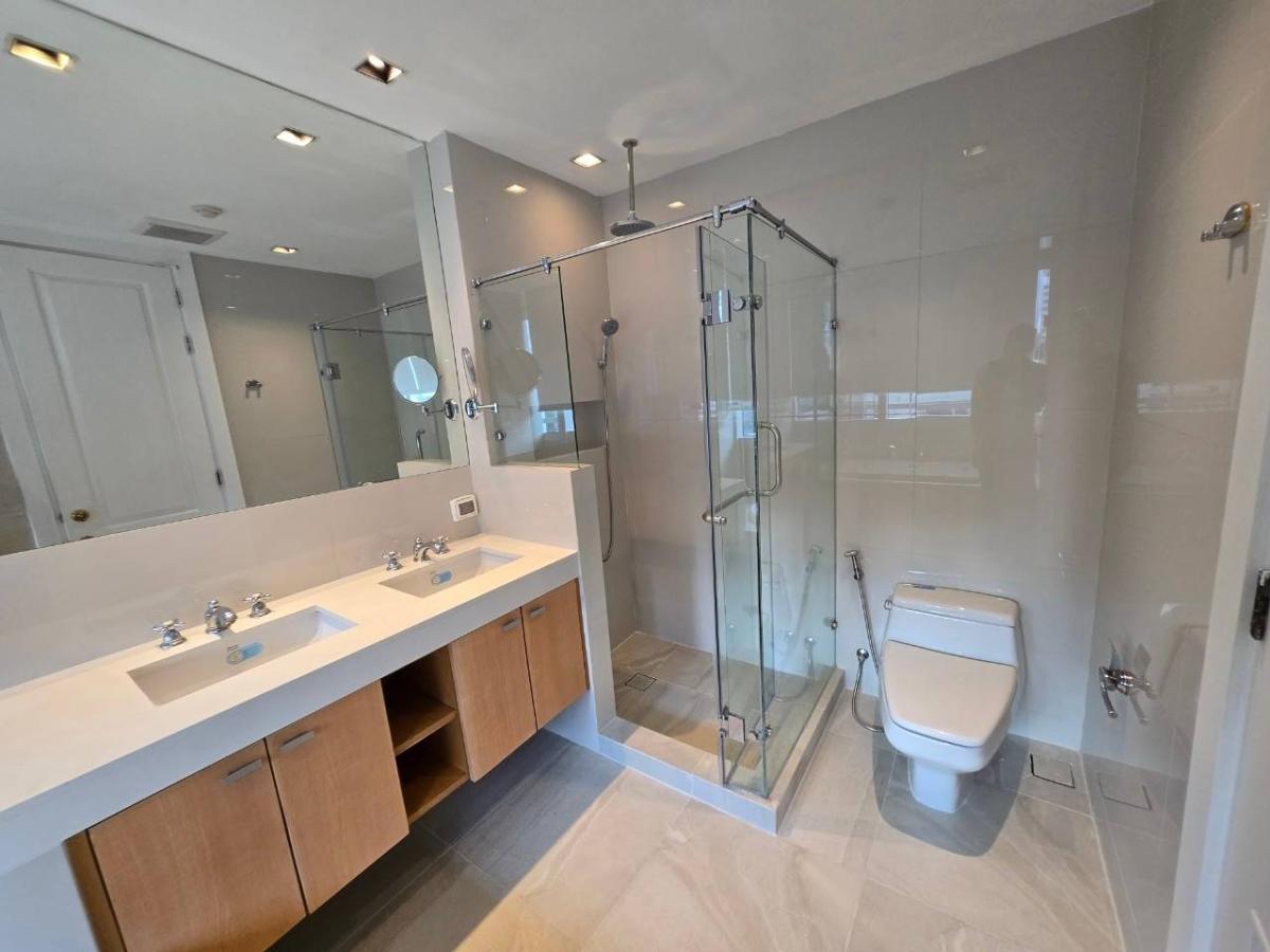 ให้เช่าคอนโดวิทยุ ชิดลม หลังสวน : 03/04/2026, หรูหรากลางเมือง! 3 ห้องนอน Athenee Residence ใกล้ BTS เพลินจิต 
เช่าเพียง 125,000 บาท/ด. ขนาด 170.25 ตร.ม. พร้อมสิ่งอำนวยความสะดวกครบครัน 0642748883