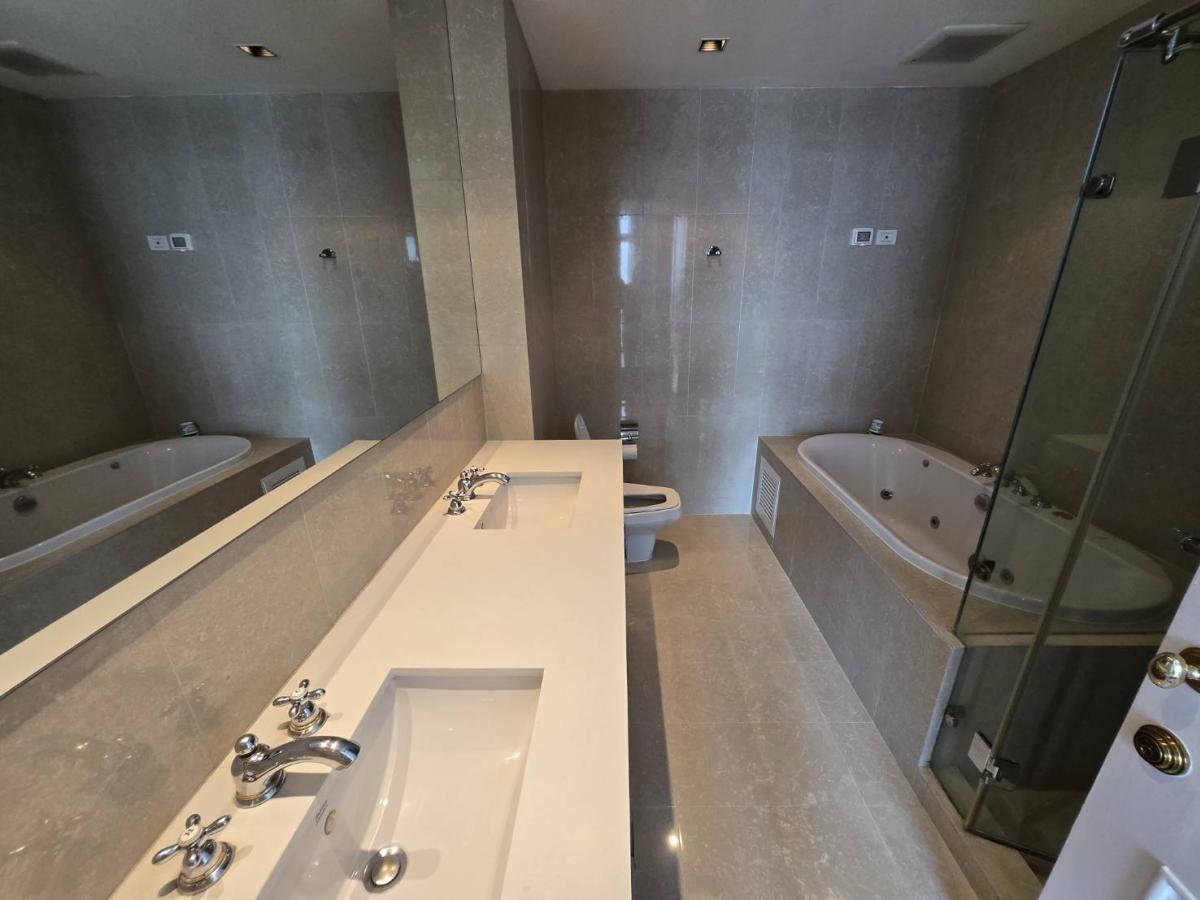 ให้เช่าคอนโดวิทยุ ชิดลม หลังสวน : 03/04/2026, หรูหรากลางเมือง! 3 ห้องนอน 196 ตร.ม. ที่ Athenee Residence 
เชื่อมต่อ BTS เพลินจิต ใกล้ห้างและสถานทูต ราคา 145,000 บาท/เดือน 0642748883