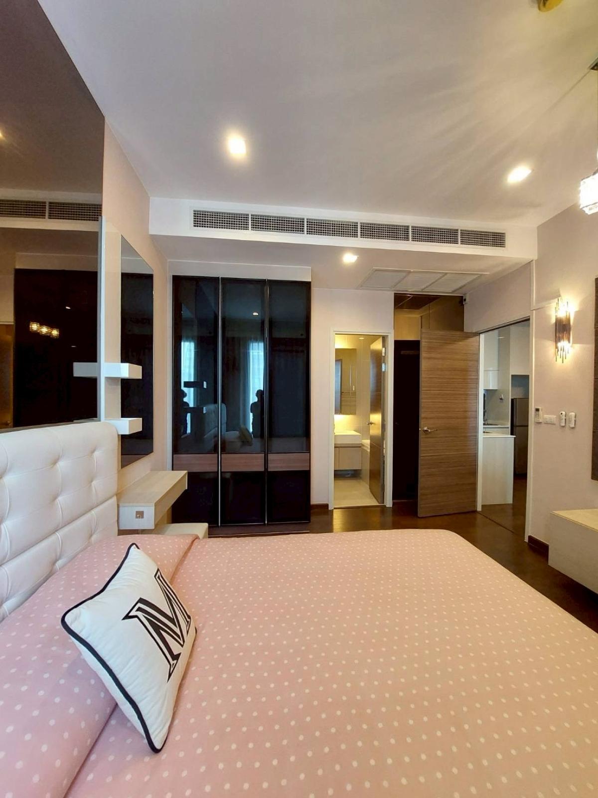 ให้เช่าคอนโดพระราม 9 เพชรบุรีตัดใหม่ RCA : 03/04/2026, สวยครบ! 2 ห้องนอน Q Asoke ใกล้ BTS/MRT เพชรบุรี เพียง 53,000 บาท/เดือน 
พร้อมสระว่ายน้ำ ฟิตเนส และสิ่งอำนวยความสะดวกเต็มรูปแบบ! 0642748883