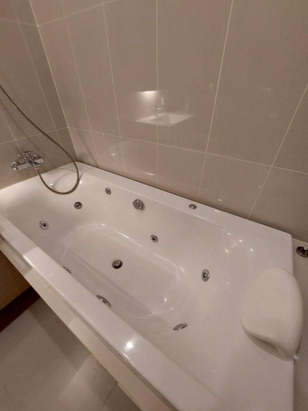 ให้เช่าคอนโดพระราม 9 เพชรบุรีตัดใหม่ RCA : 03/04/2026, สวยครบ! 2 ห้องนอน Q Asoke ใกล้ BTS/MRT เพชรบุรี เพียง 53,000 บาท/เดือน 
พร้อมสระว่ายน้ำ ฟิตเนส และสิ่งอำนวยความสะดวกเต็มรูปแบบ! 0642748883