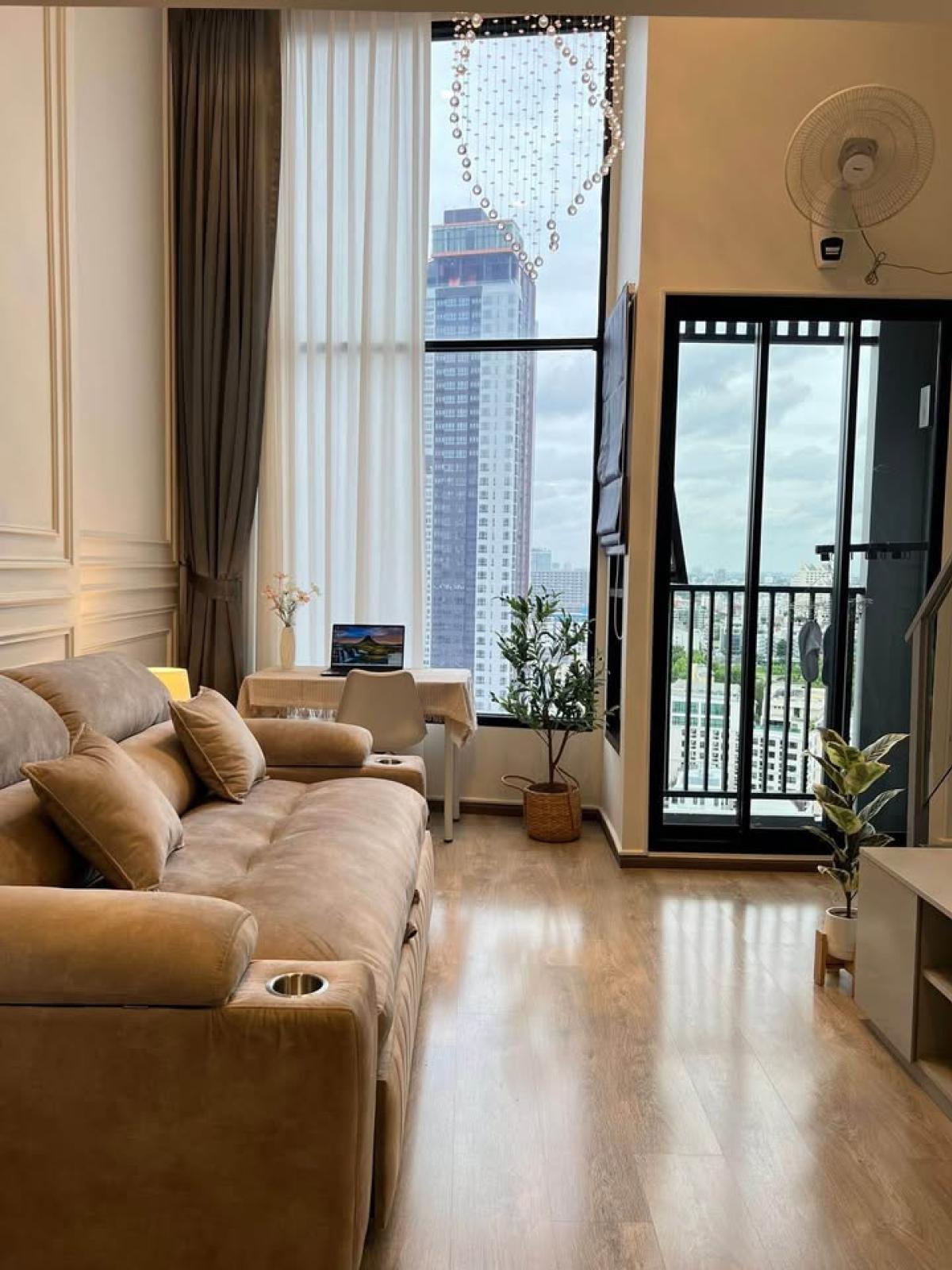 For SaleCondoRatchadapisek, Huaikwang, Suttisan : 03/04/2026, For sale/rent: SOHO Bangkok Ratchada condo, 1 bedroom, 38 sq.m., near MRT Huai Khwang
Price 5.39 million THB or rent for 30,000 THB/month, with luxurious amenities! 0642748883