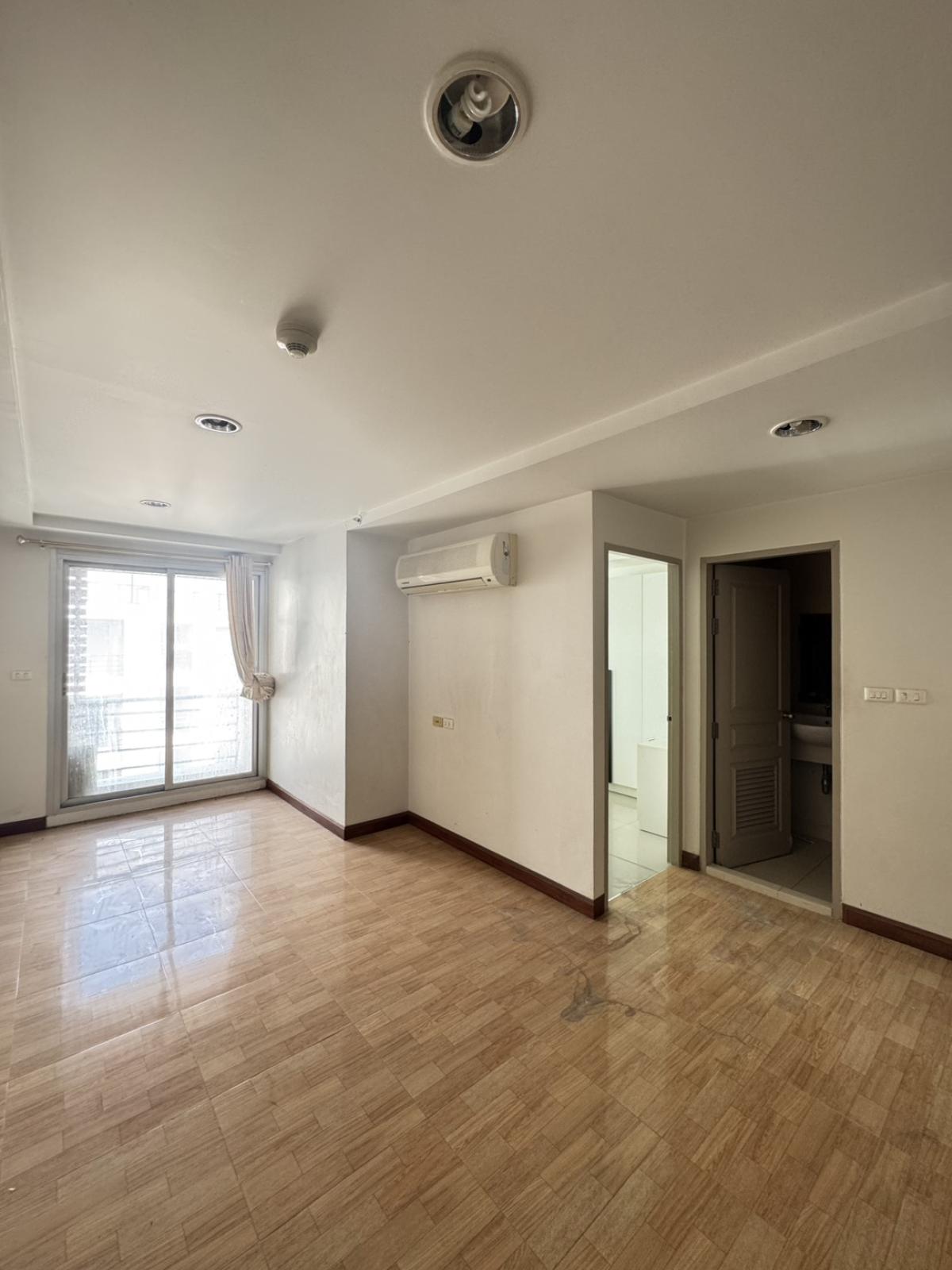 For SaleCondoSathorn, Narathiwat : 03/04/2026, Ready-to-move-in 1 bedroom condo in the heart of Chong Nonsi for only 2.5 million baht.
Resorta has a great location, close to BTS/MRT and fully equipped with amenities! 0642748883