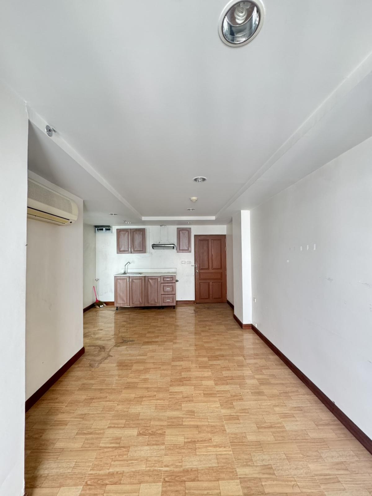 For SaleCondoSathorn, Narathiwat : 03/04/2026, Ready-to-move-in 1 bedroom condo in the heart of Chong Nonsi for only 2.5 million baht.
Resorta has a great location, close to BTS/MRT and fully equipped with amenities! 0642748883