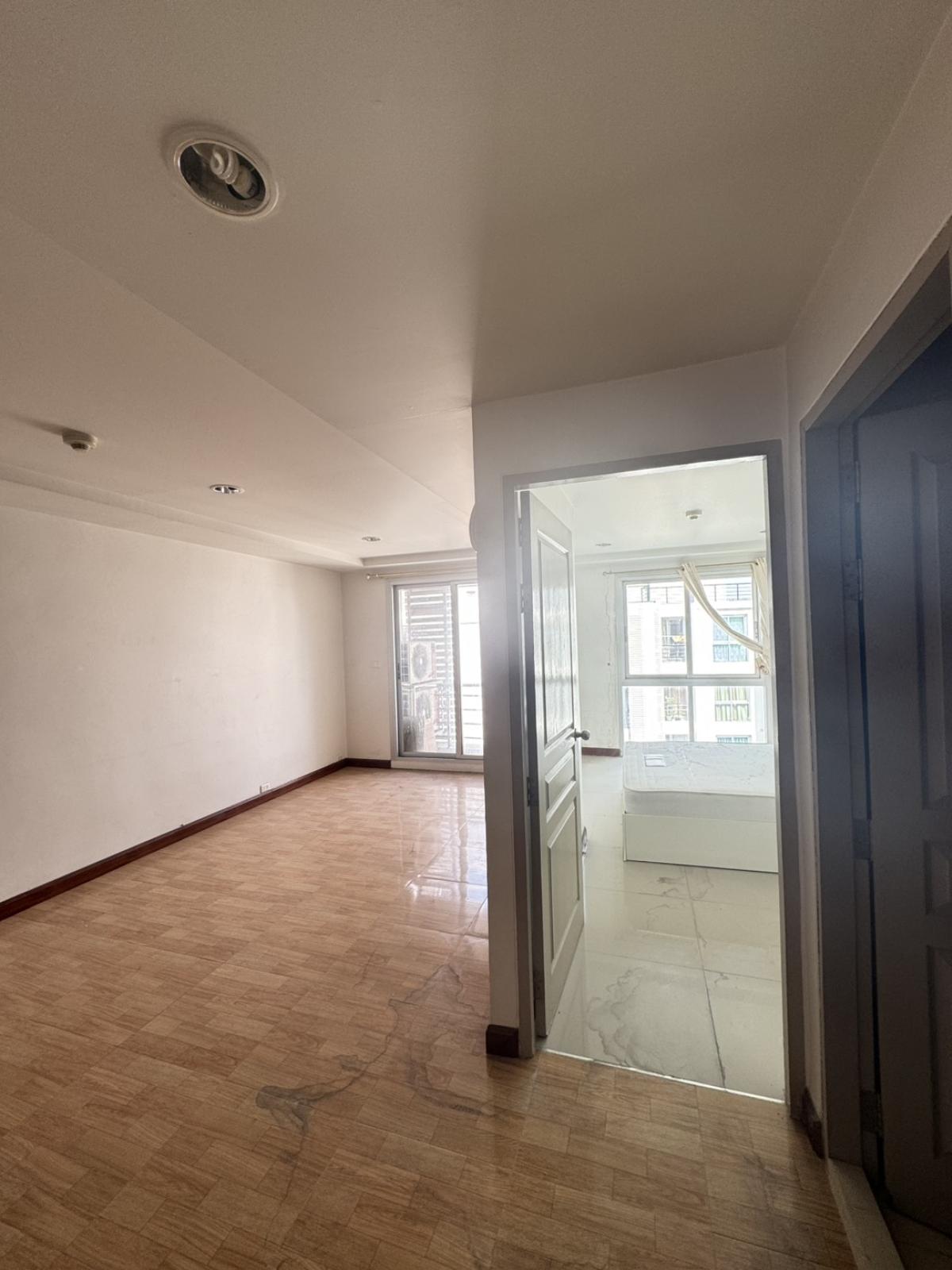 For SaleCondoSathorn, Narathiwat : 03/04/2026, Ready-to-move-in 1 bedroom condo in the heart of Chong Nonsi for only 2.5 million baht.
Resorta has a great location, close to BTS/MRT and fully equipped with amenities! 0642748883