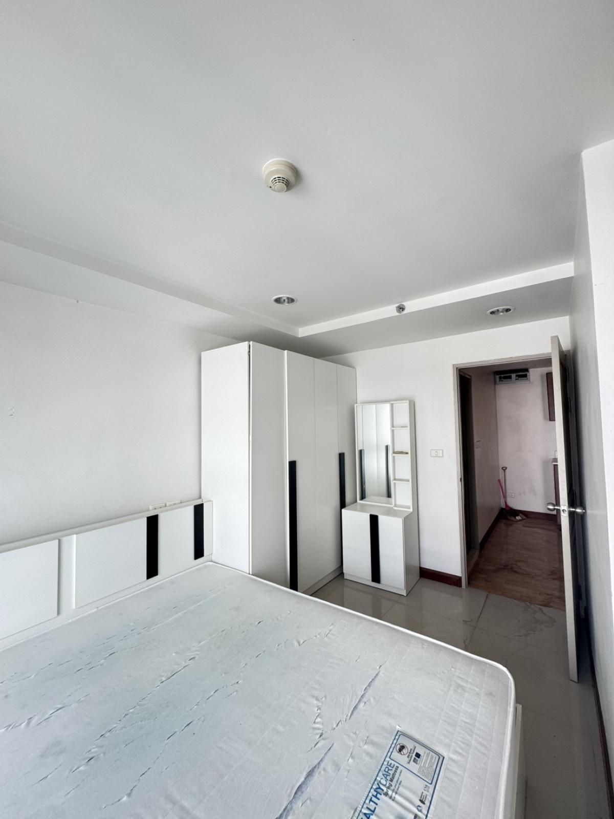 For SaleCondoSathorn, Narathiwat : 03/04/2026, Ready-to-move-in 1 bedroom condo in the heart of Chong Nonsi for only 2.5 million baht.
Resorta has a great location, close to BTS/MRT and fully equipped with amenities! 0642748883