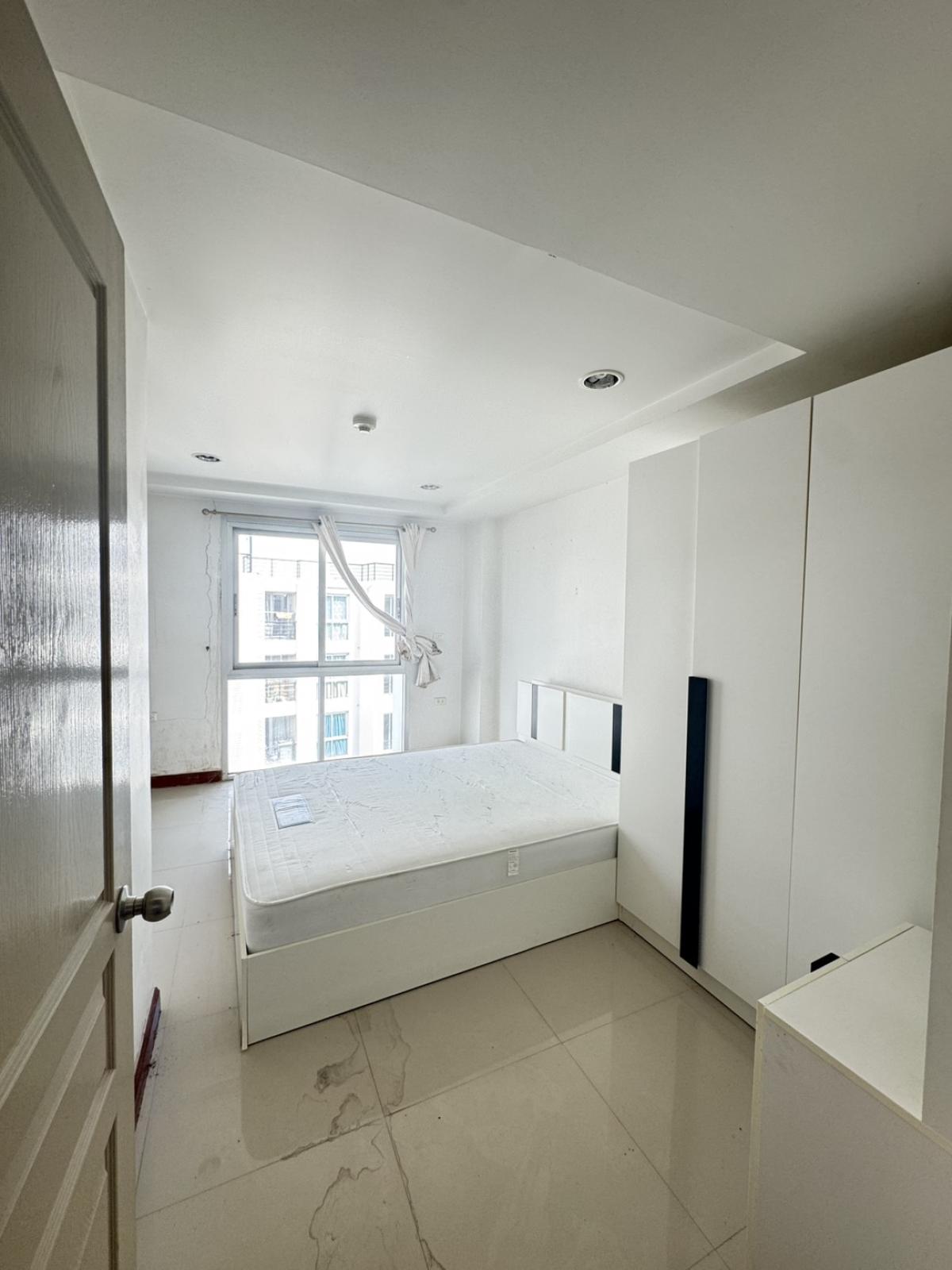 For SaleCondoSathorn, Narathiwat : 03/04/2026, Ready-to-move-in 1 bedroom condo in the heart of Chong Nonsi for only 2.5 million baht.
Resorta has a great location, close to BTS/MRT and fully equipped with amenities! 0642748883