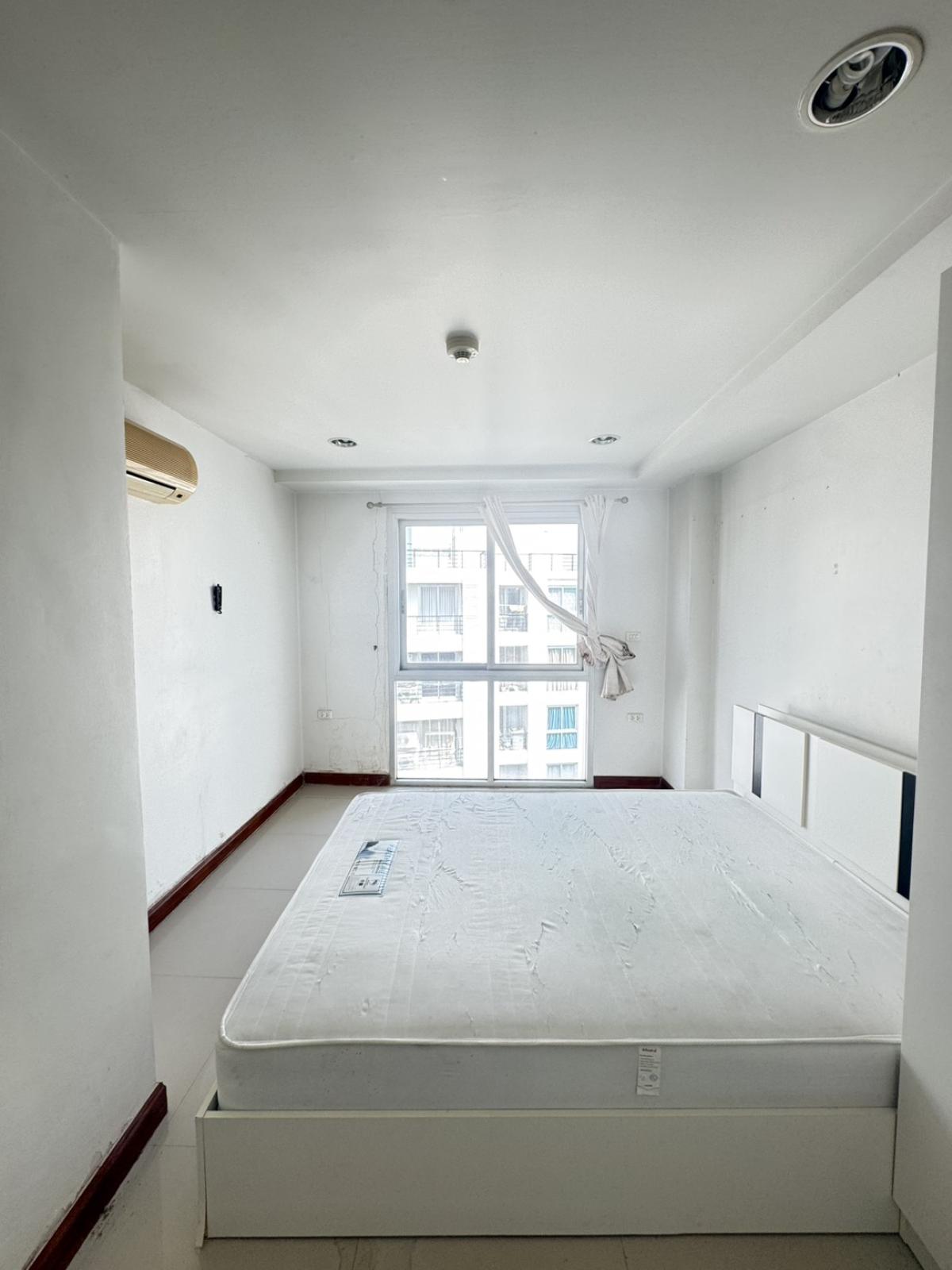 For SaleCondoSathorn, Narathiwat : 03/04/2026, Ready-to-move-in 1 bedroom condo in the heart of Chong Nonsi for only 2.5 million baht.
Resorta has a great location, close to BTS/MRT and fully equipped with amenities! 0642748883