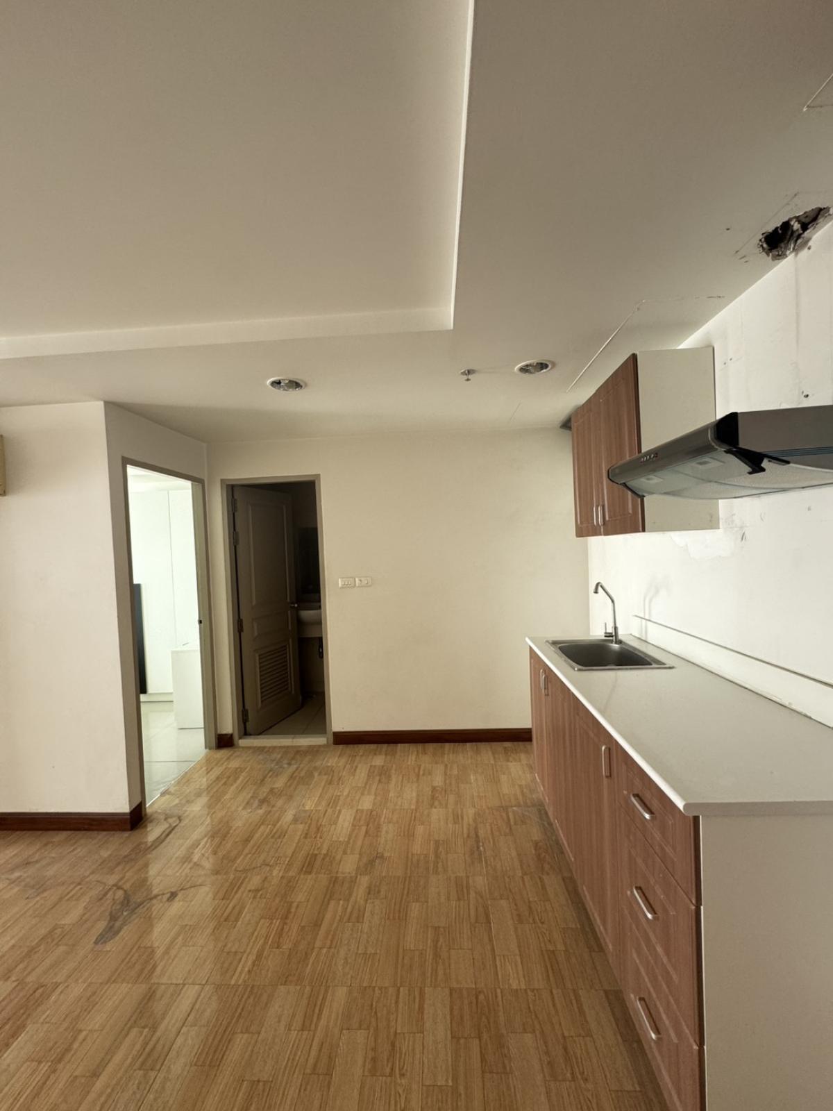 For SaleCondoSathorn, Narathiwat : 03/04/2026, Ready-to-move-in 1 bedroom condo in the heart of Chong Nonsi for only 2.5 million baht.
Resorta has a great location, close to BTS/MRT and fully equipped with amenities! 0642748883