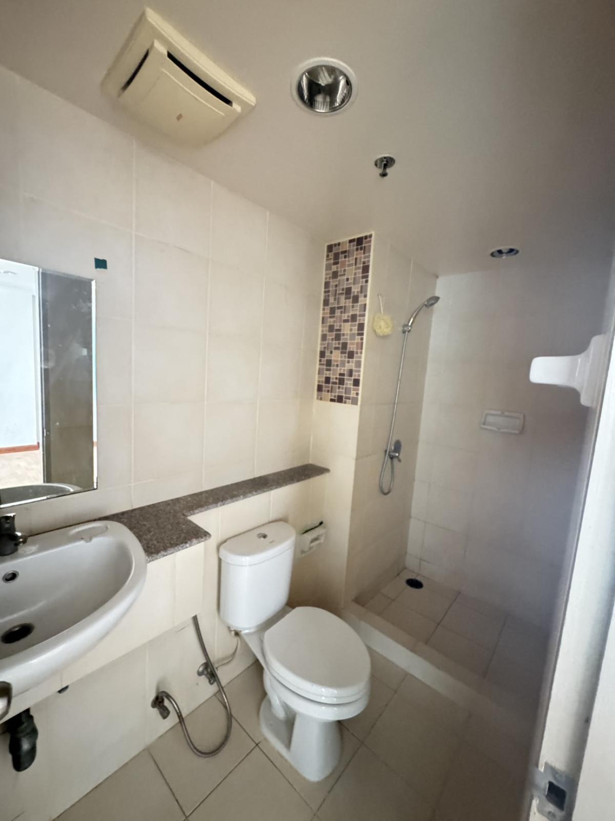 For SaleCondoSathorn, Narathiwat : 03/04/2026, Ready-to-move-in 1 bedroom condo in the heart of Chong Nonsi for only 2.5 million baht.
Resorta has a great location, close to BTS/MRT and fully equipped with amenities! 0642748883